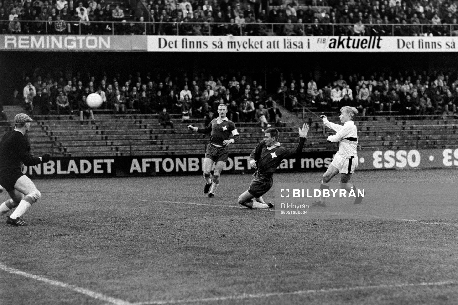 Björn Carlsson, AIK framför Bengt Lindström, målvakt i