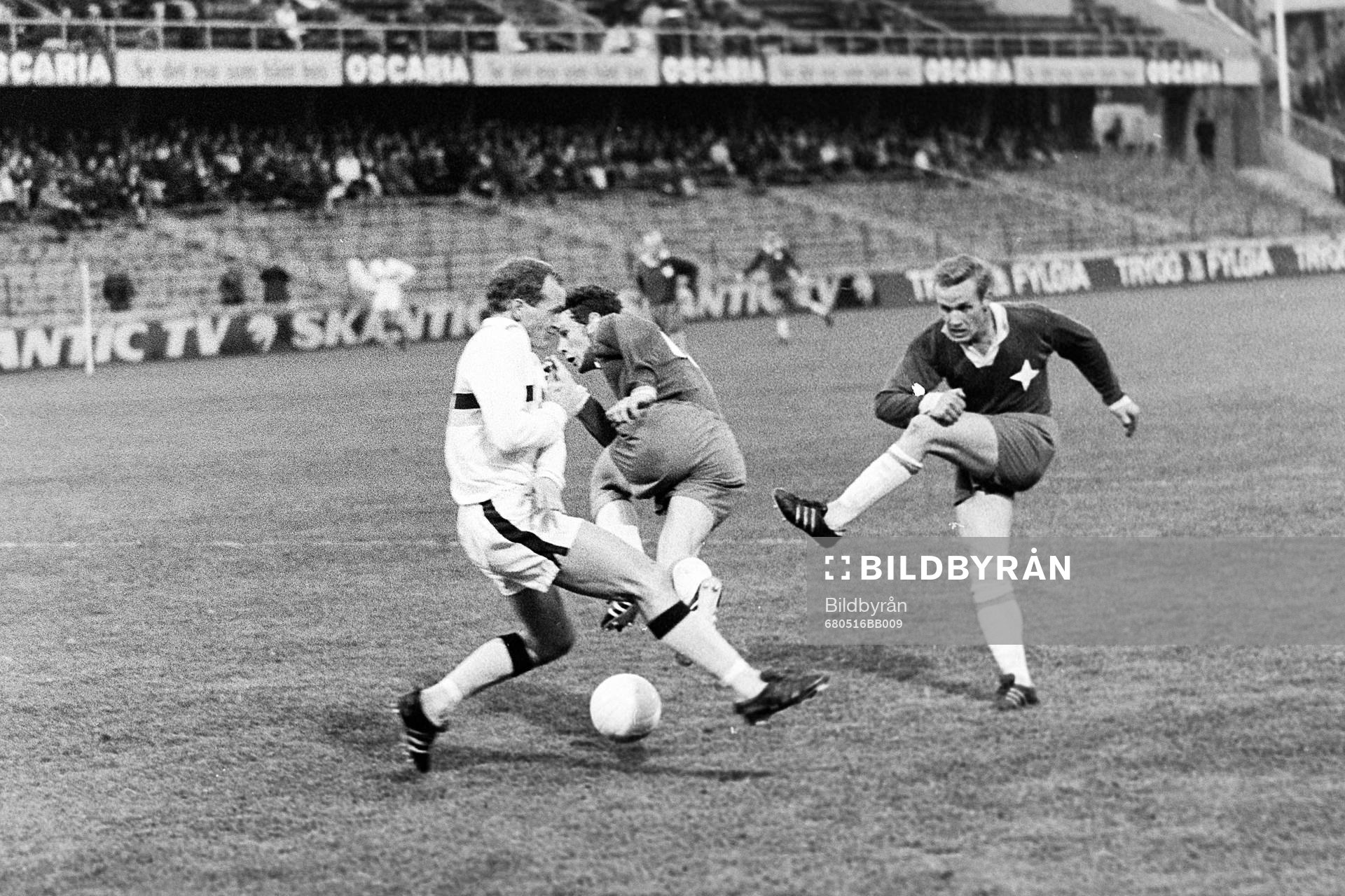 Fotboll, Allsvenskan, AIK - Norrköping, 1-1: Norrköpings Torbjörn Jonsson och Roland Pressfelt  framför Curt Edenvik, AIK.