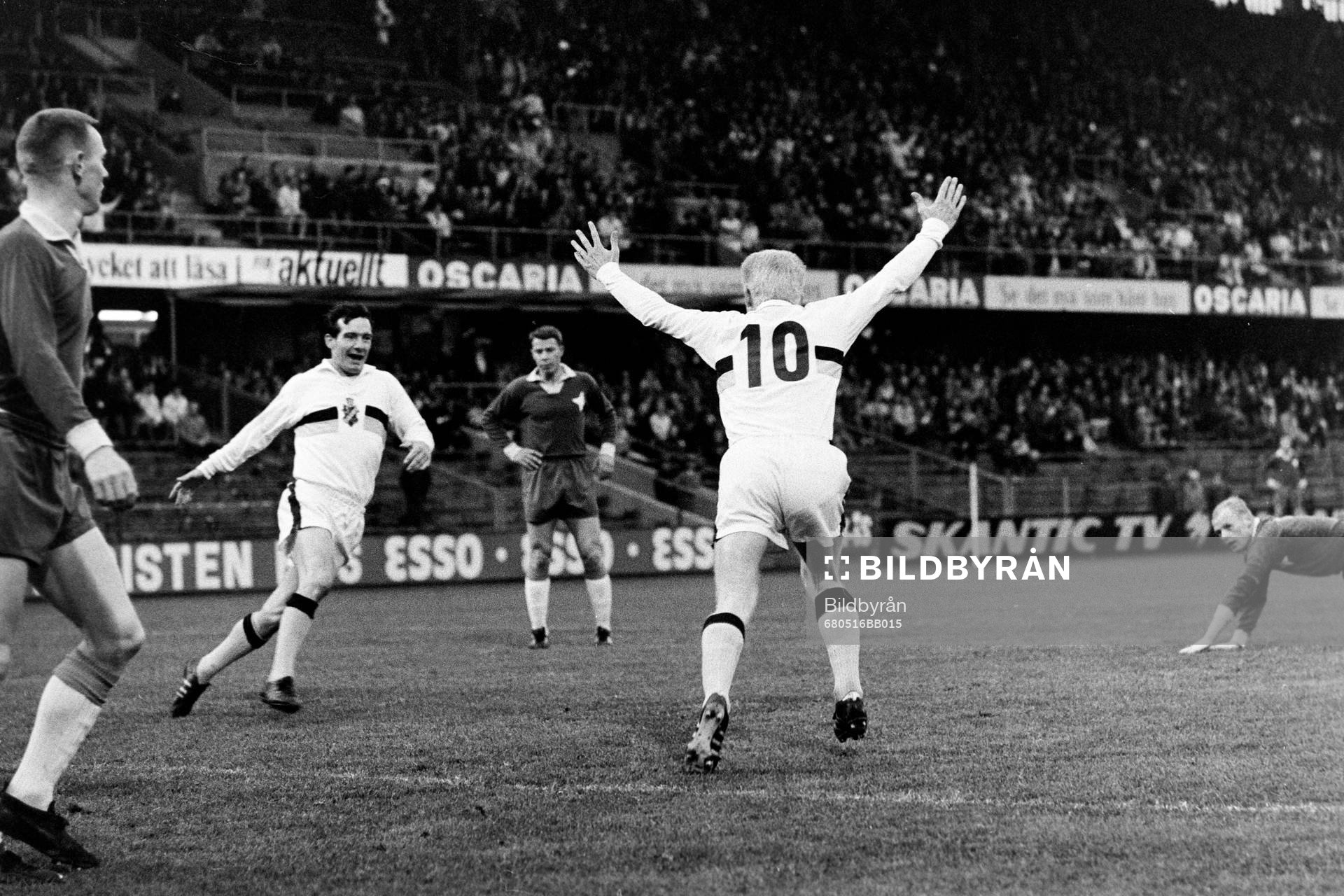 Fotboll, Allsvenskan, AIK - Norrköping, 1-1: Roland Lundblad, AIK kvitterar och jublar tillsammans med Tord Grip.