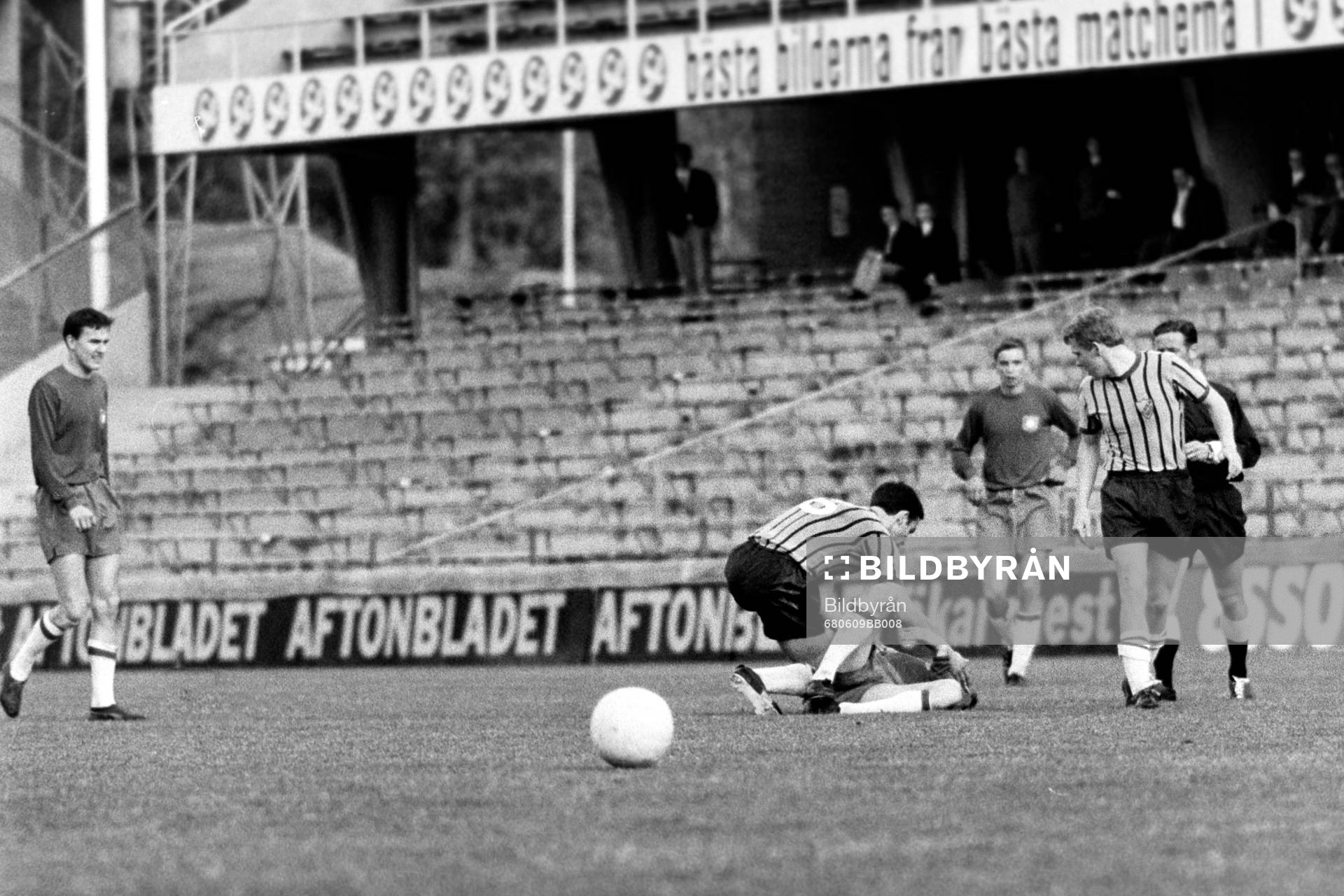 Fotboll, Allsvenskan, Djurgården - Örgryte, 0-3: En örgrytespelare ligger skadad på planen.
