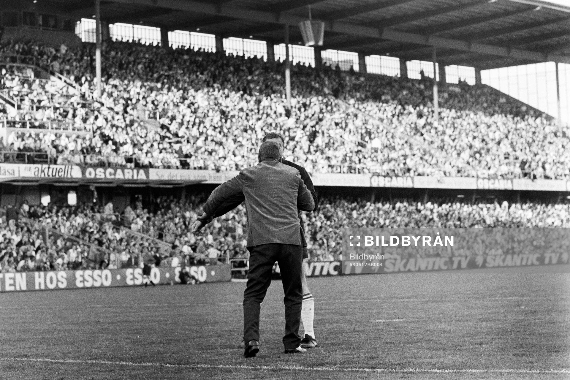 En supporter har tagit sig in på planen och är framme hos