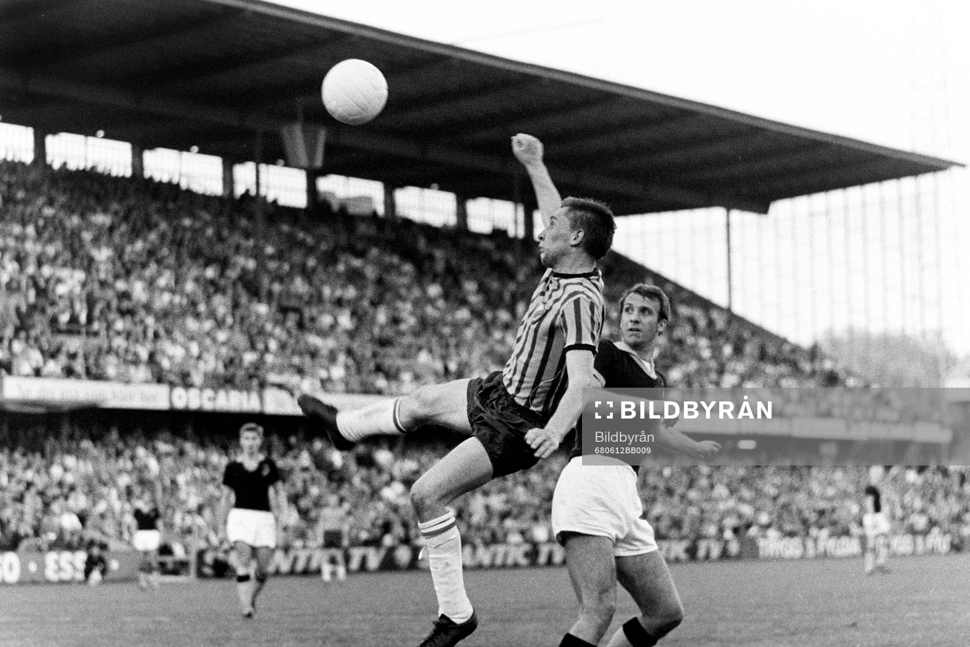 Owe Ohlsson, AIK ser på när en djurgårdspelare tar hand