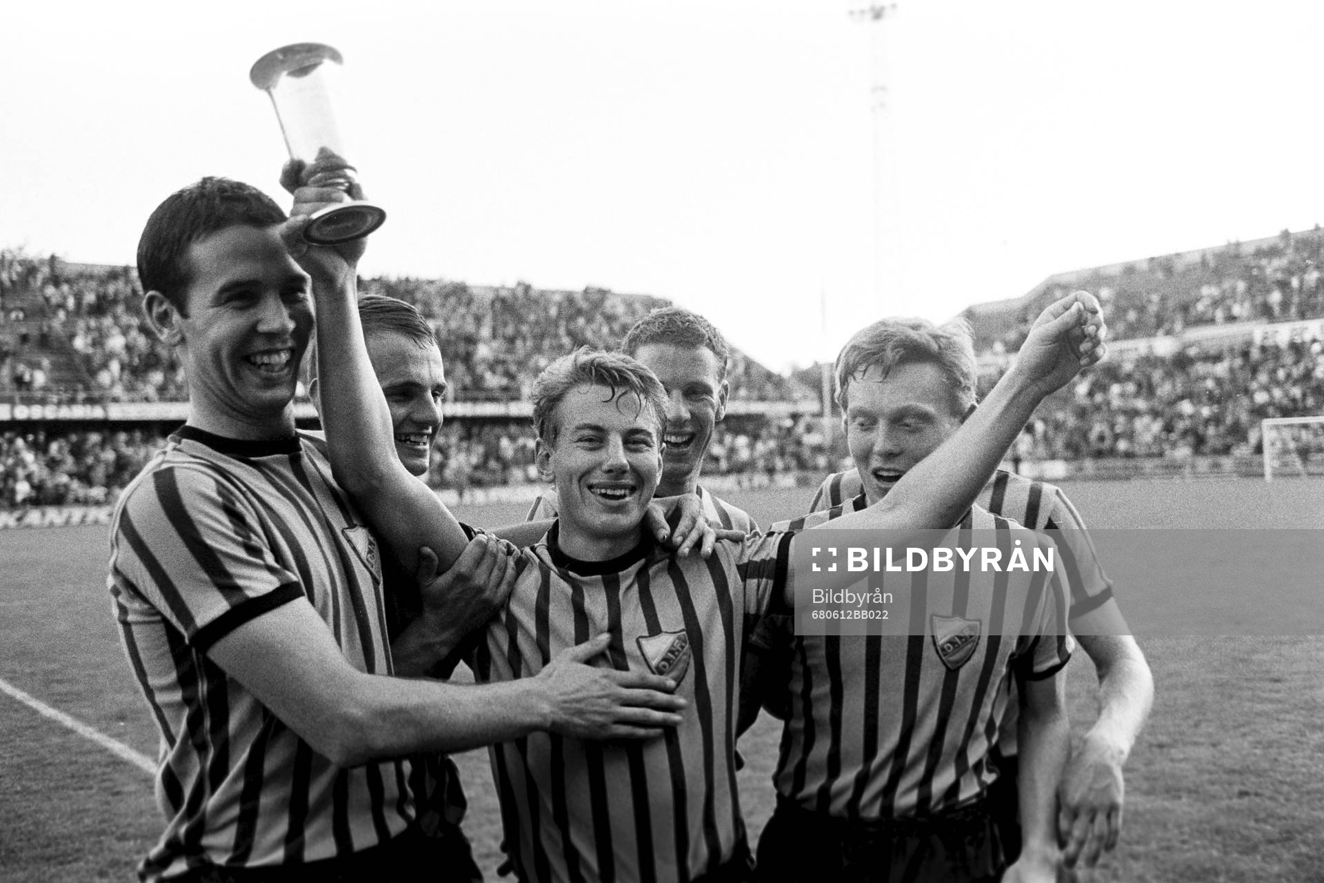 Fotboll, Allsvenskan, AIK - Djurgården, 0-4: Stig Åkerström, Djurgården omgiven av glada lagkamrater.