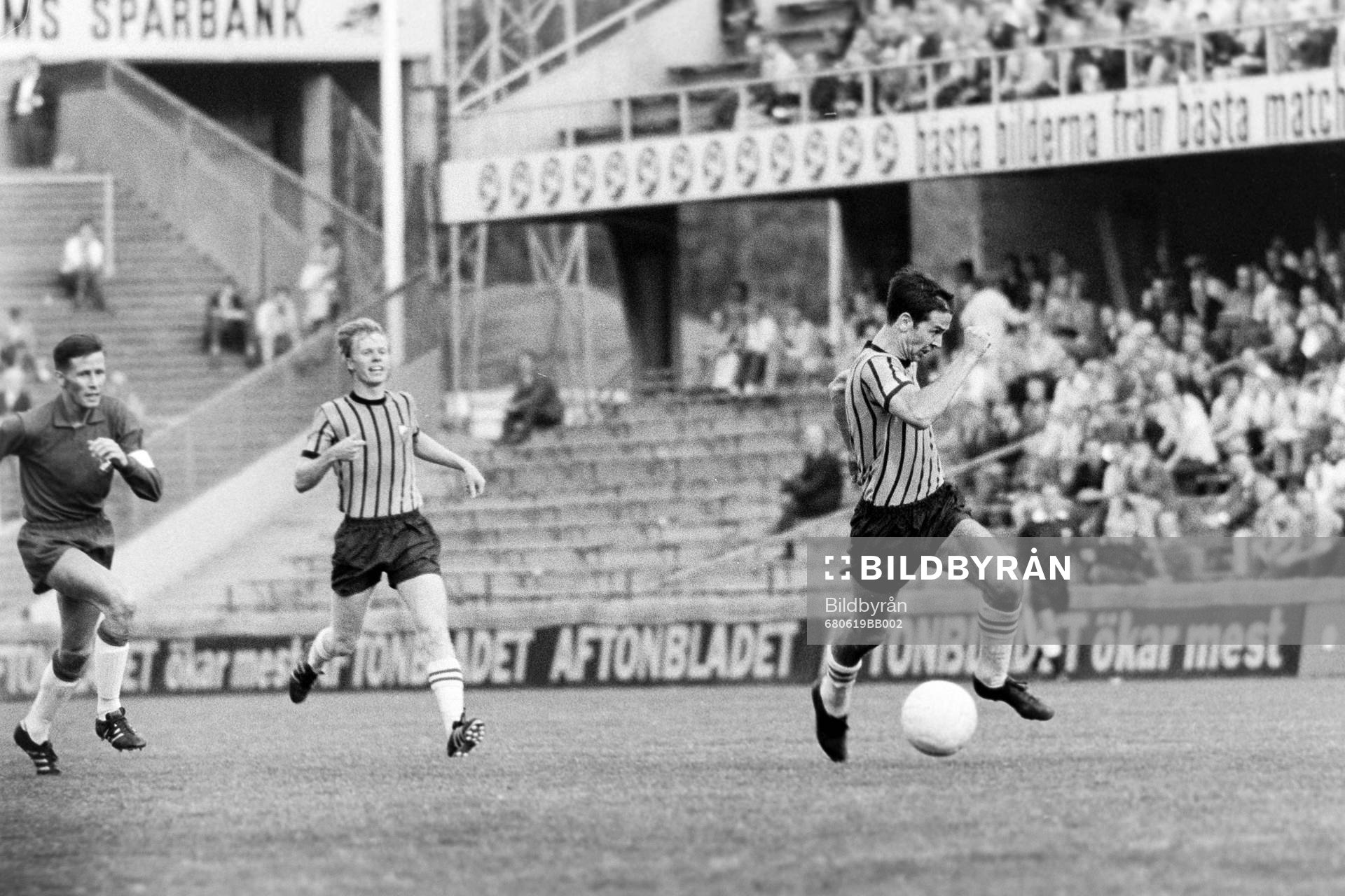 Djurgårdens Claes Cronqvist med bollen