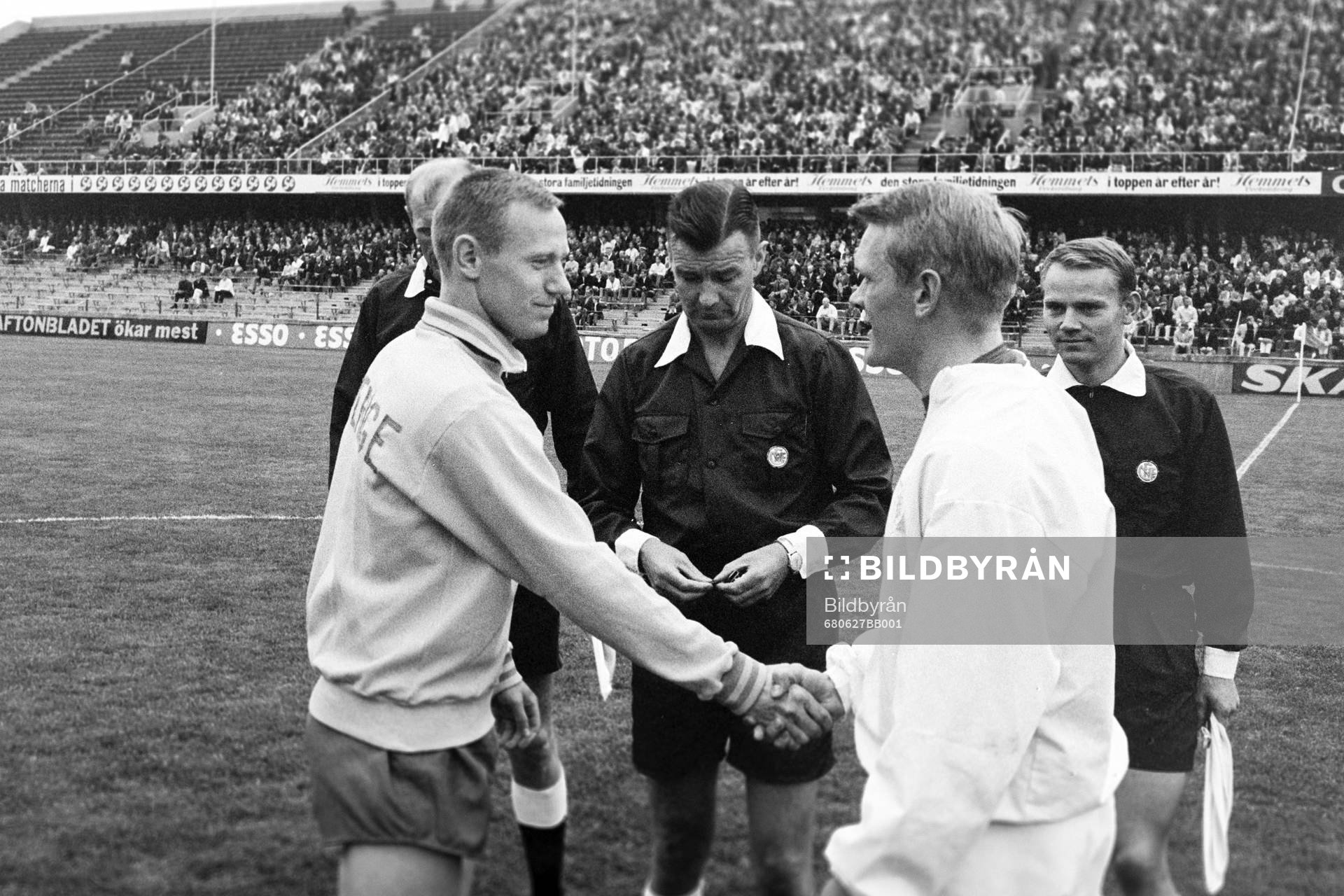 Fotboll, NM, Sverige - Danmark: Sveriges lagkapten Björn Nordqvist hälsar den danske lagkaptenen.