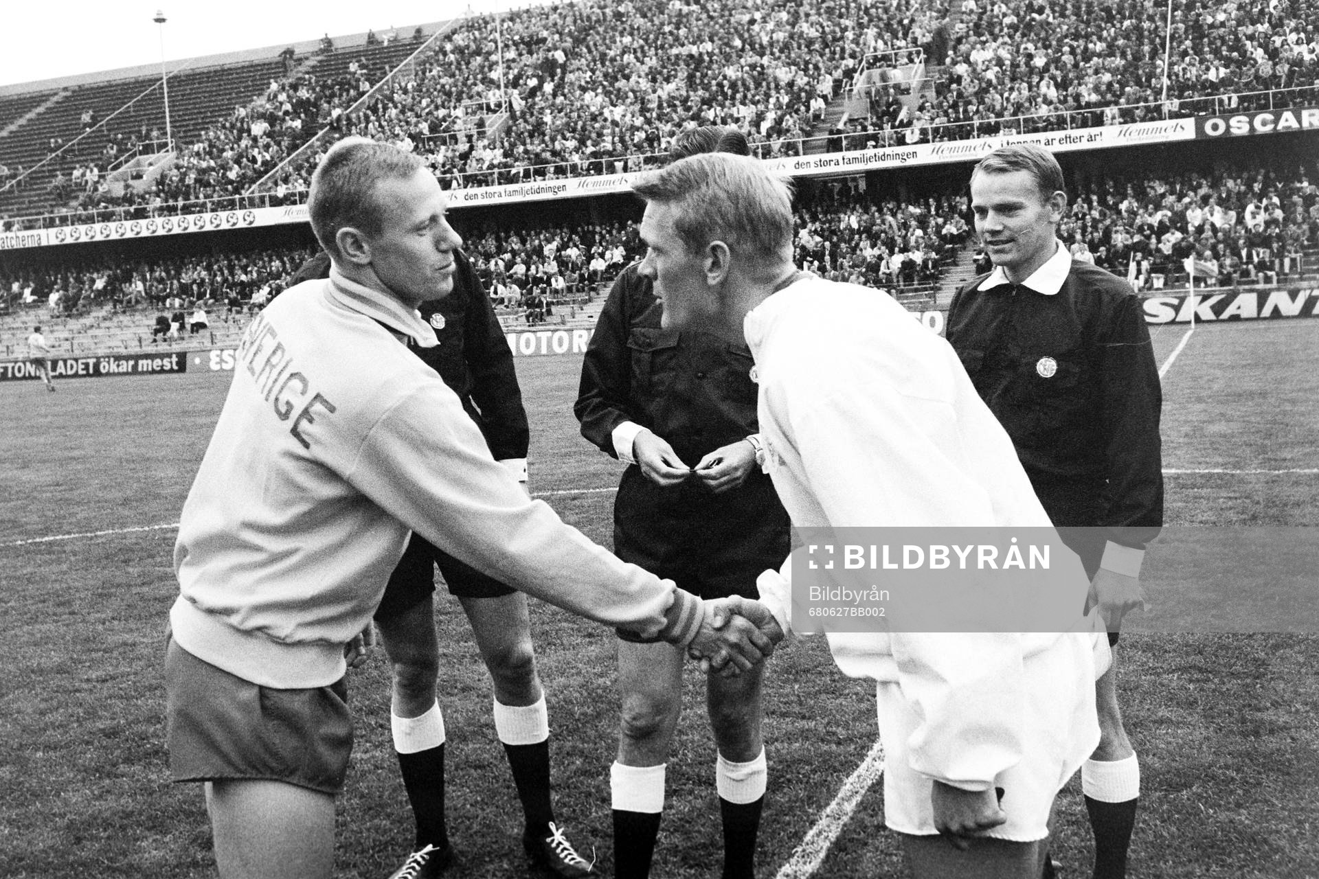 Fotboll, NM, Sverige - Danmark: Sveriges lagkapten Björn Nordqvist hälsar den danske lagkaptenen.