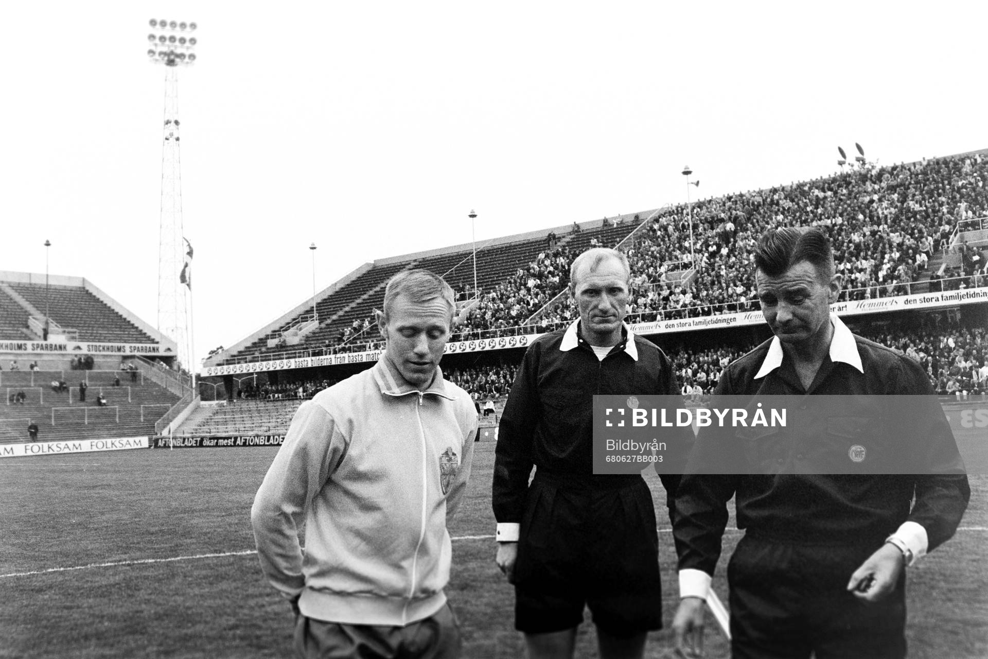Fotboll, NM, Sverige - Danmark: Sveriges lagkapten Björn Nordqvist med domarna.