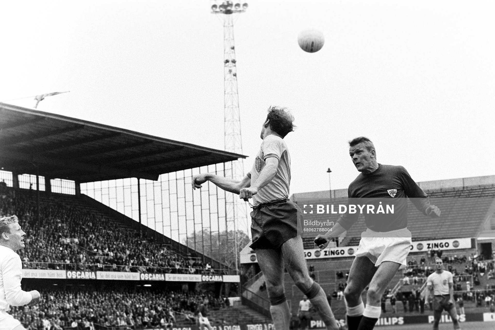 Fotboll, NM, Sverige - Danmark: Sven Lindman i en nickduell.