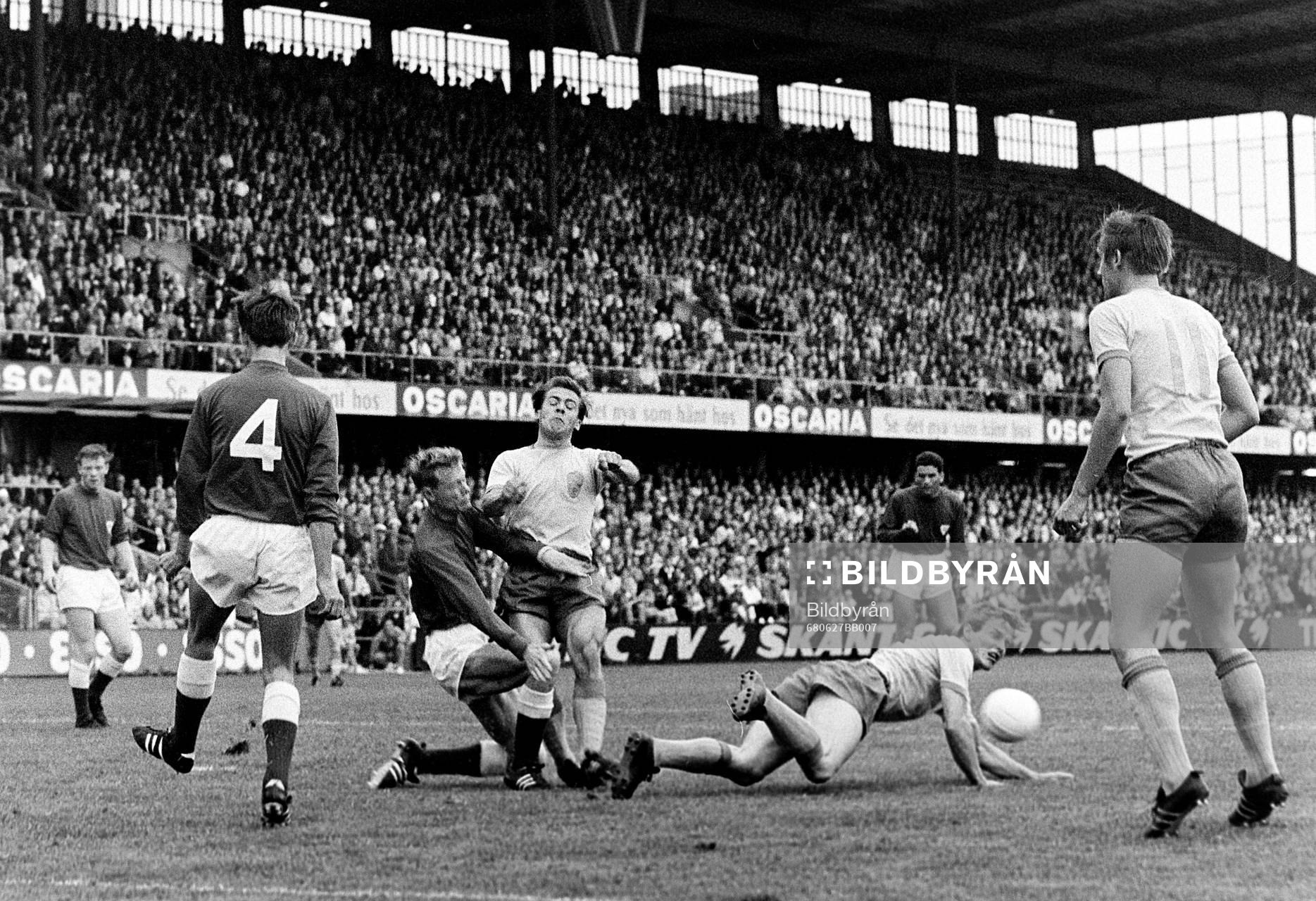 Fotboll, NM, Sverige - Danmark: Sveriges Inge Ejderstedt stoppas.