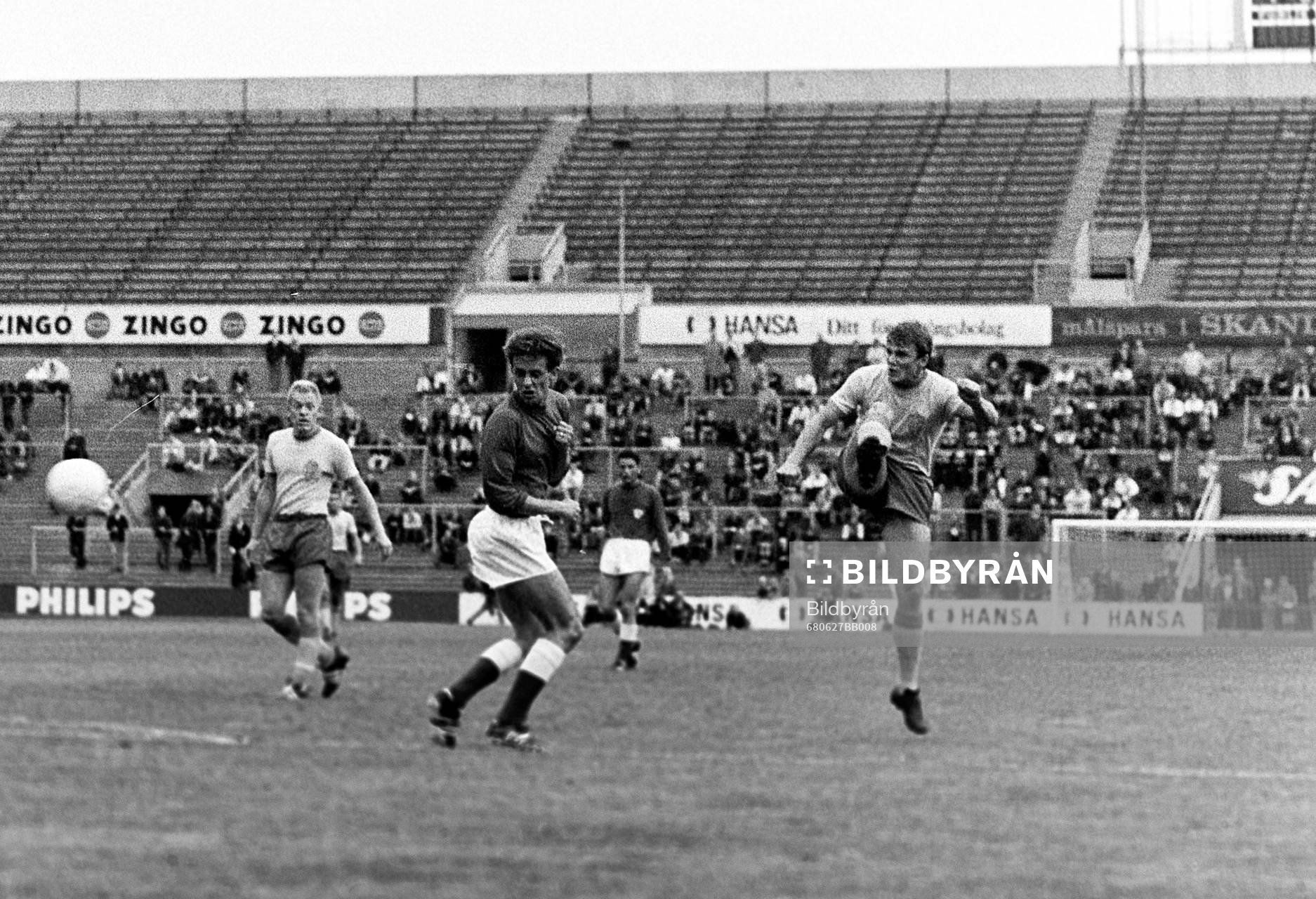 Fotboll, NM, Sverige - Danmark: Sveriges Rolf Andersson i skottagen.