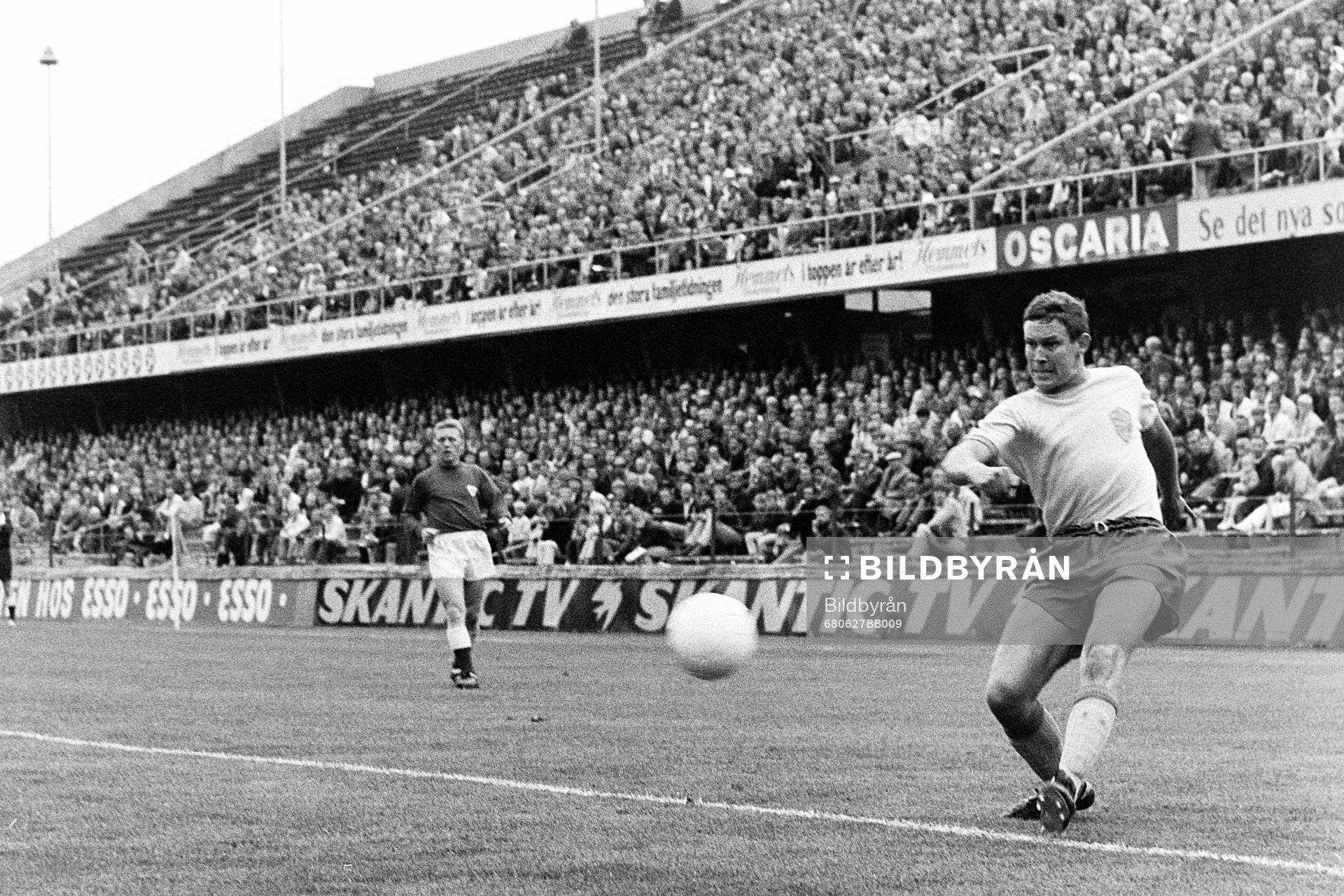 Fotboll, NM, Sverige - Danmark: Sveriges Jan Karlsson slår ett inlägg.