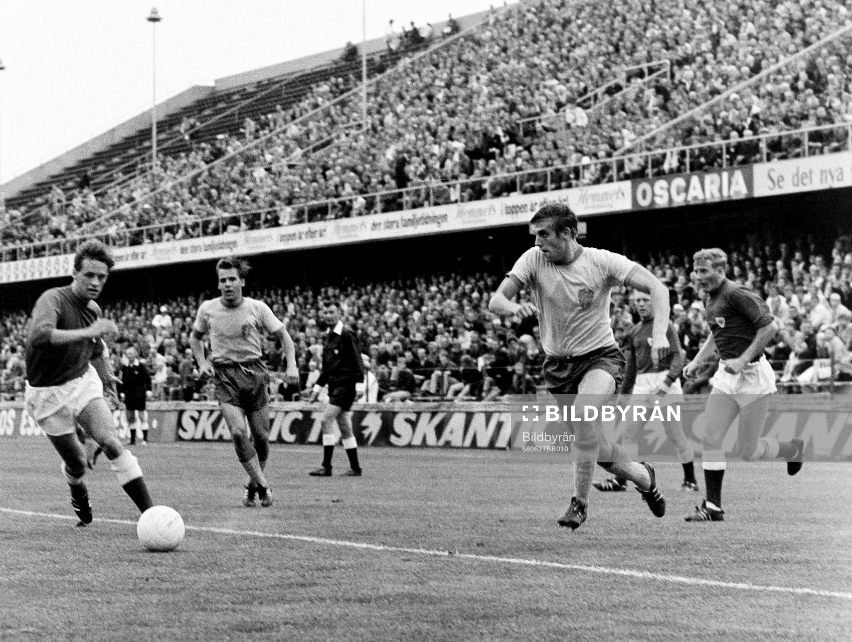 Fotboll, NM, Sverige - Danmark: Sveriges Thomas Nordahl på språng. I bakgrunden Inge Ejderstedt.
