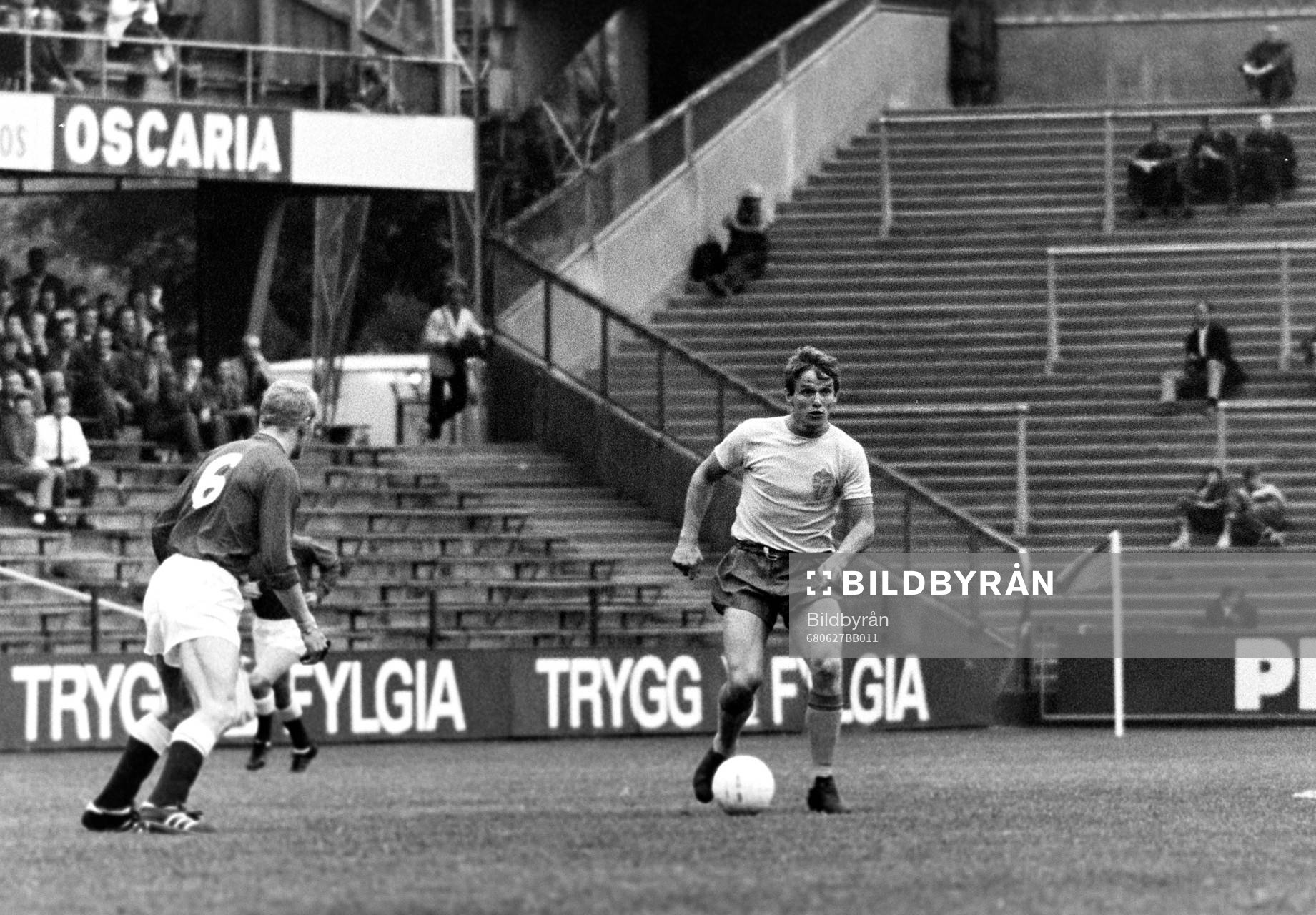 Fotboll, NM, Sverige - Danmark: Sveriges Rolf Andersson med bollen.