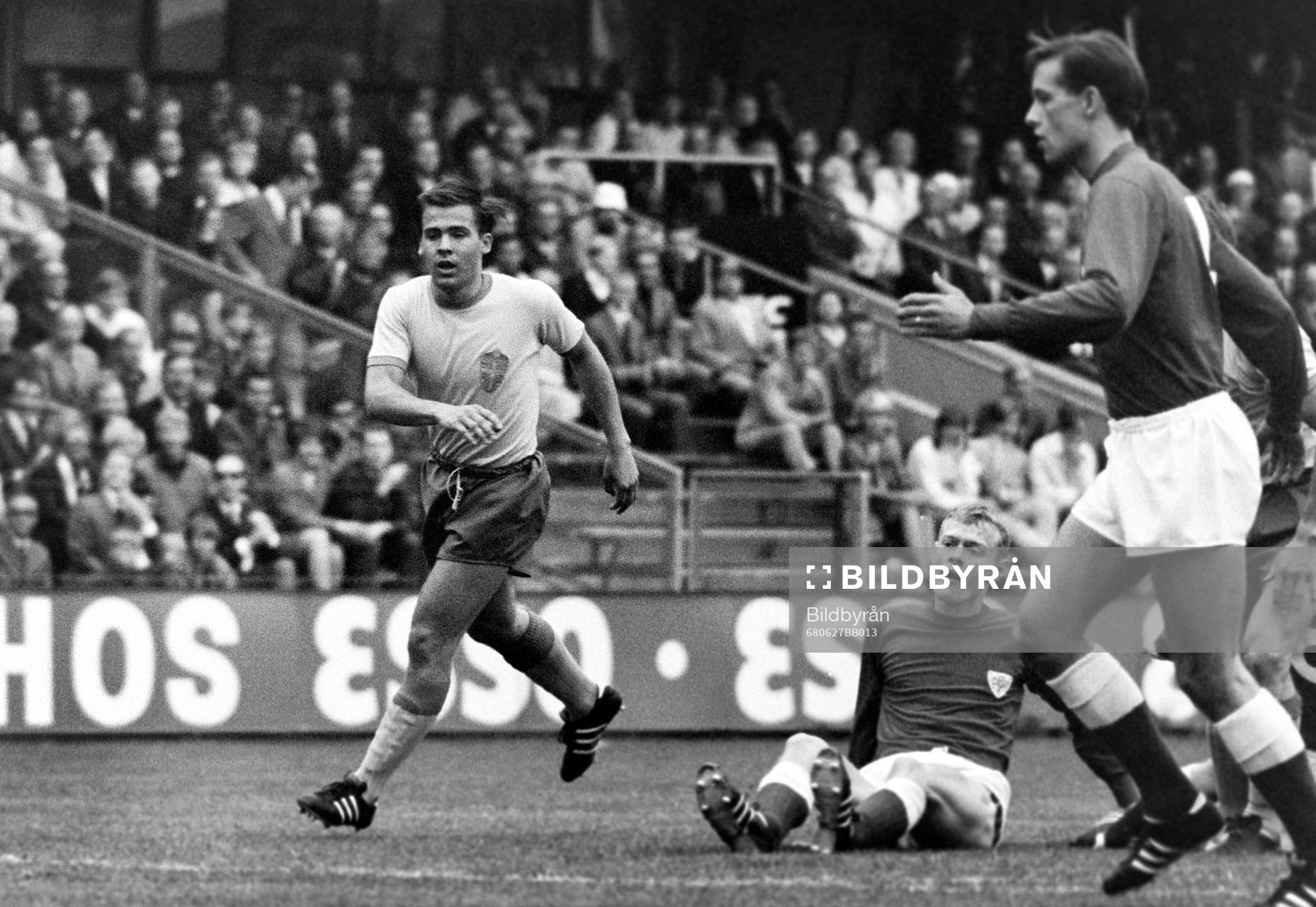 Fotboll, NM, Sverige - Danmark: Sveriges Inge Ejderstedt under matchen.