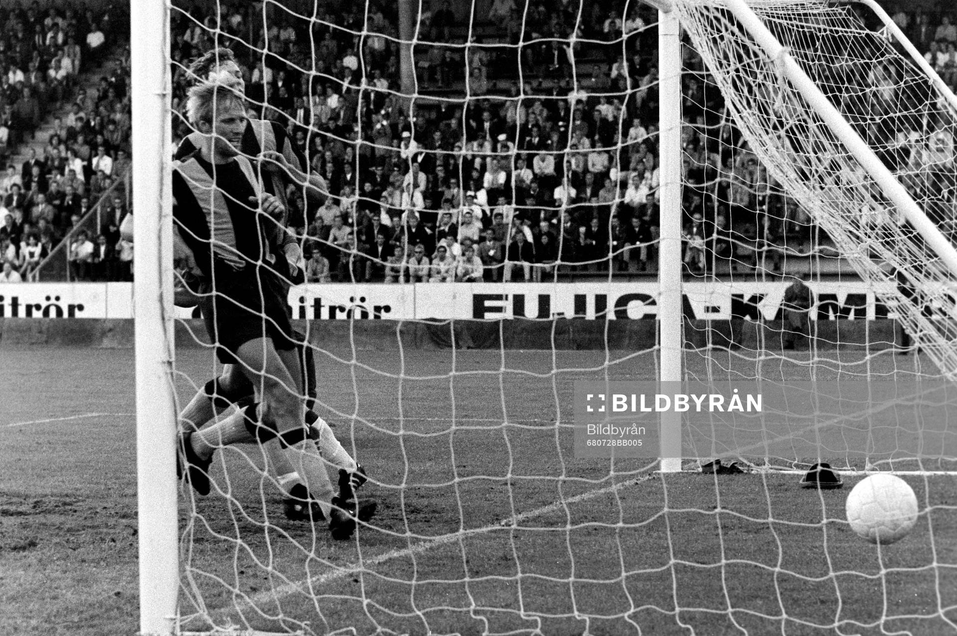 Bollen i mål bakom Ronnie Hellström, målvakt i Hammarby