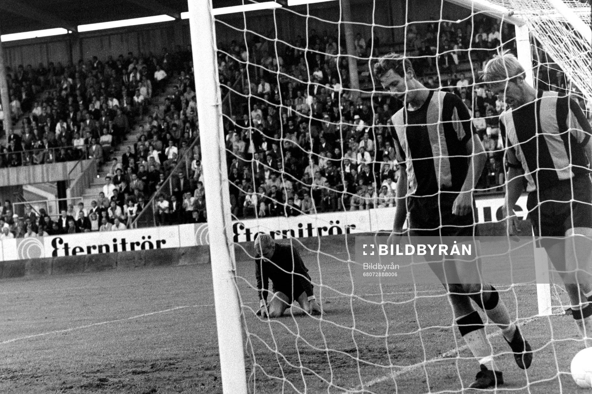 Bollen i mål bakom Ronnie Hellström, målvakt i Hammarby