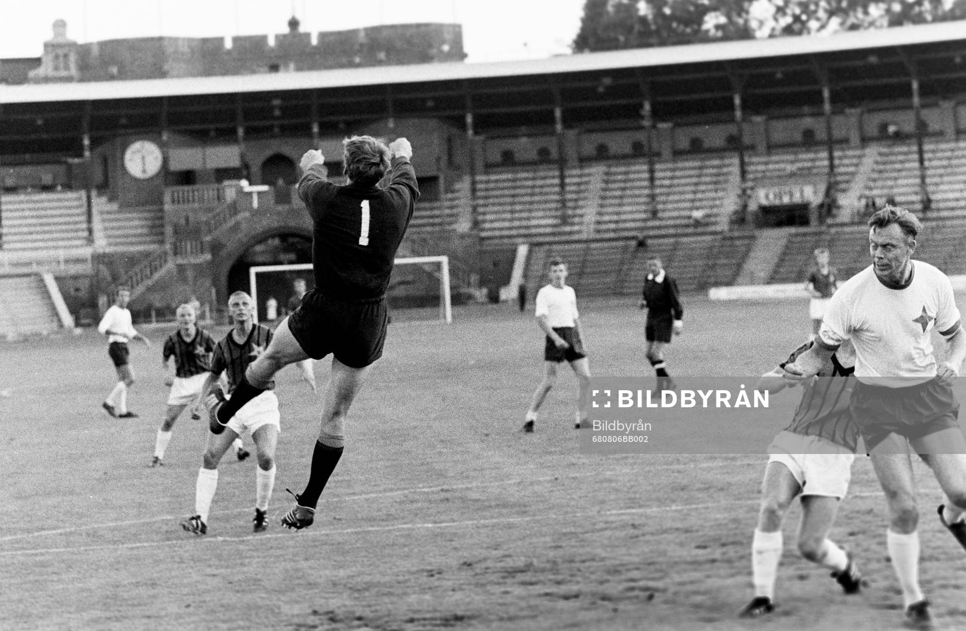 Stockholms målvakt boxar ut bollen
