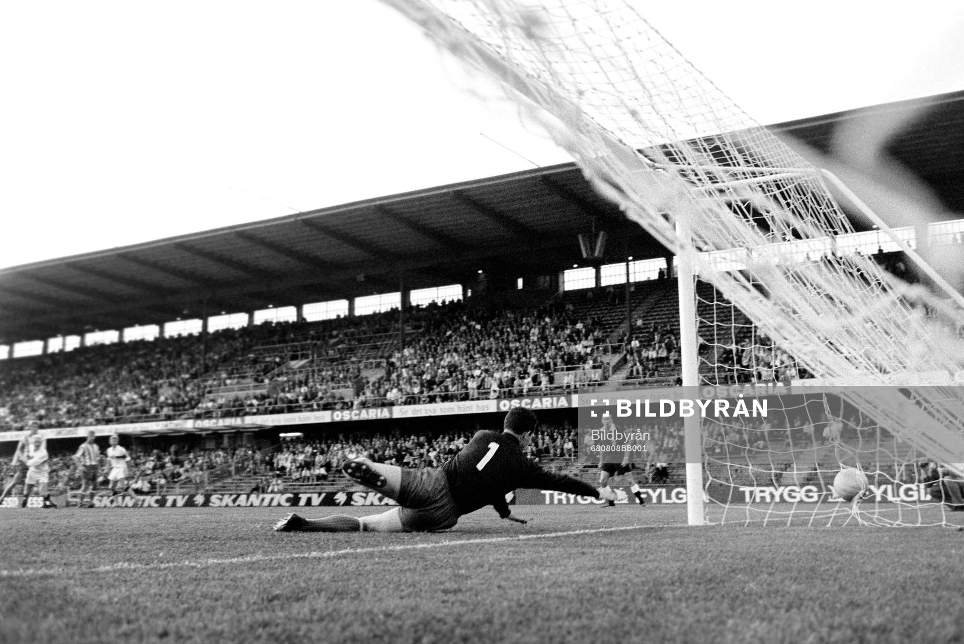 Fotboll, Allsvenskan, AIK - Göteborg, 9-3: Bollen i mål bakom göteborgs målvakt Bengt Bertilsson.