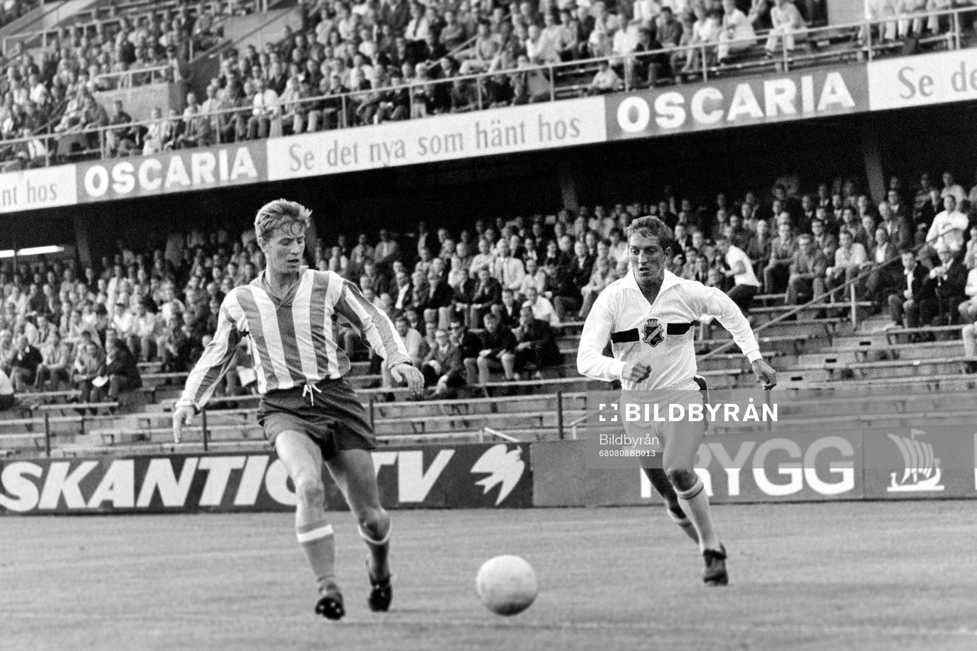 Fotboll, Allsvenskan, AIK - Göteborg, 9-3: Lennart Backman, AIK med bollen.