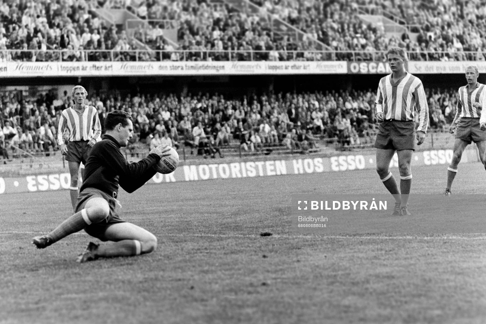 Fotboll, Allsvenskan, AIK - Göteborg, 9-3: Göteborgs målvakt Bengt Bertilsson greppar bollen.
