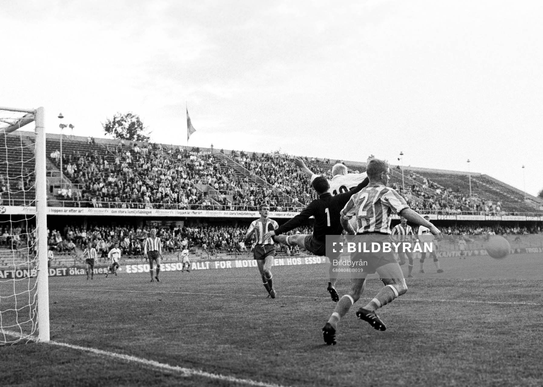 Roland Lundblad, AIK framför Bengt Bertilsson, målvakt i