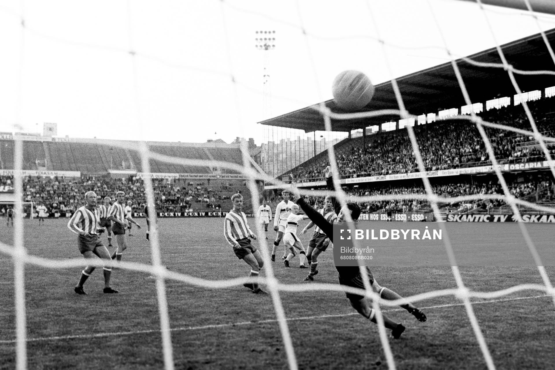 Fotboll, Allsvenskan, AIK - Göteborg, 9-3: Bollen i mål bakom Bengt Bertilsson, målvakt i Göteborg.