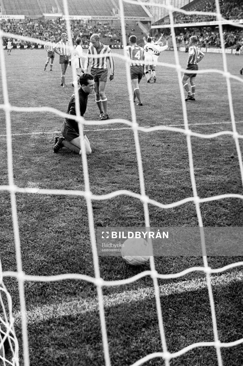 Bollen i mål bakom Bengt Bertilsson, målvakt i Göteborg