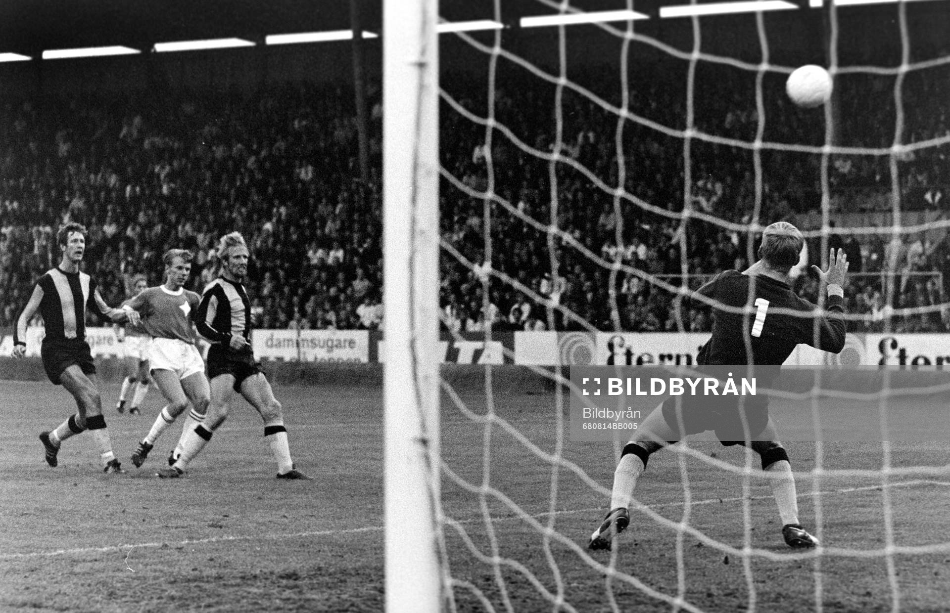 Situation framför hammarbys målvakt Ronnie Hellström