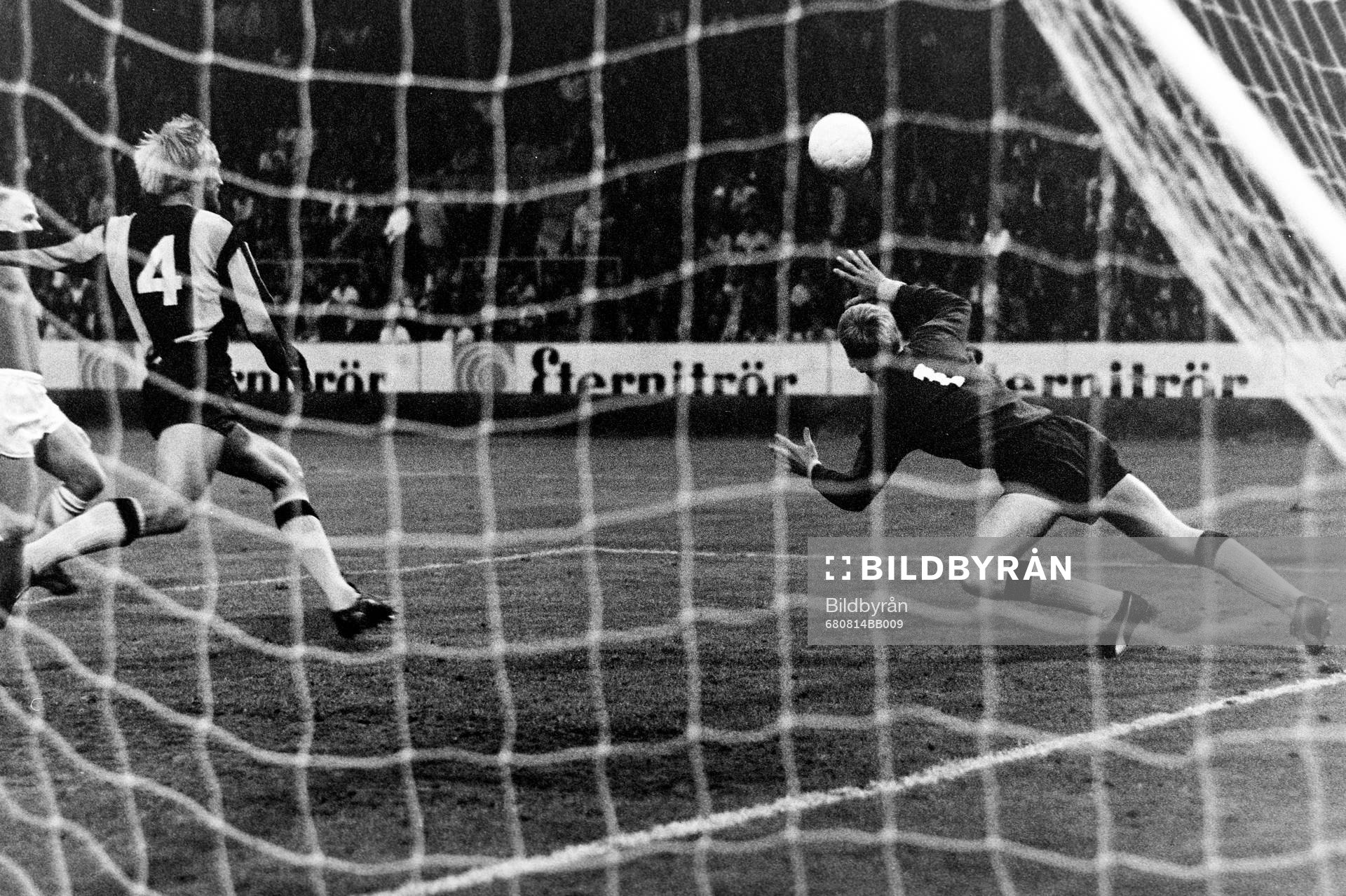 Situation framför hammarbys målvakt Ronnie Hellström