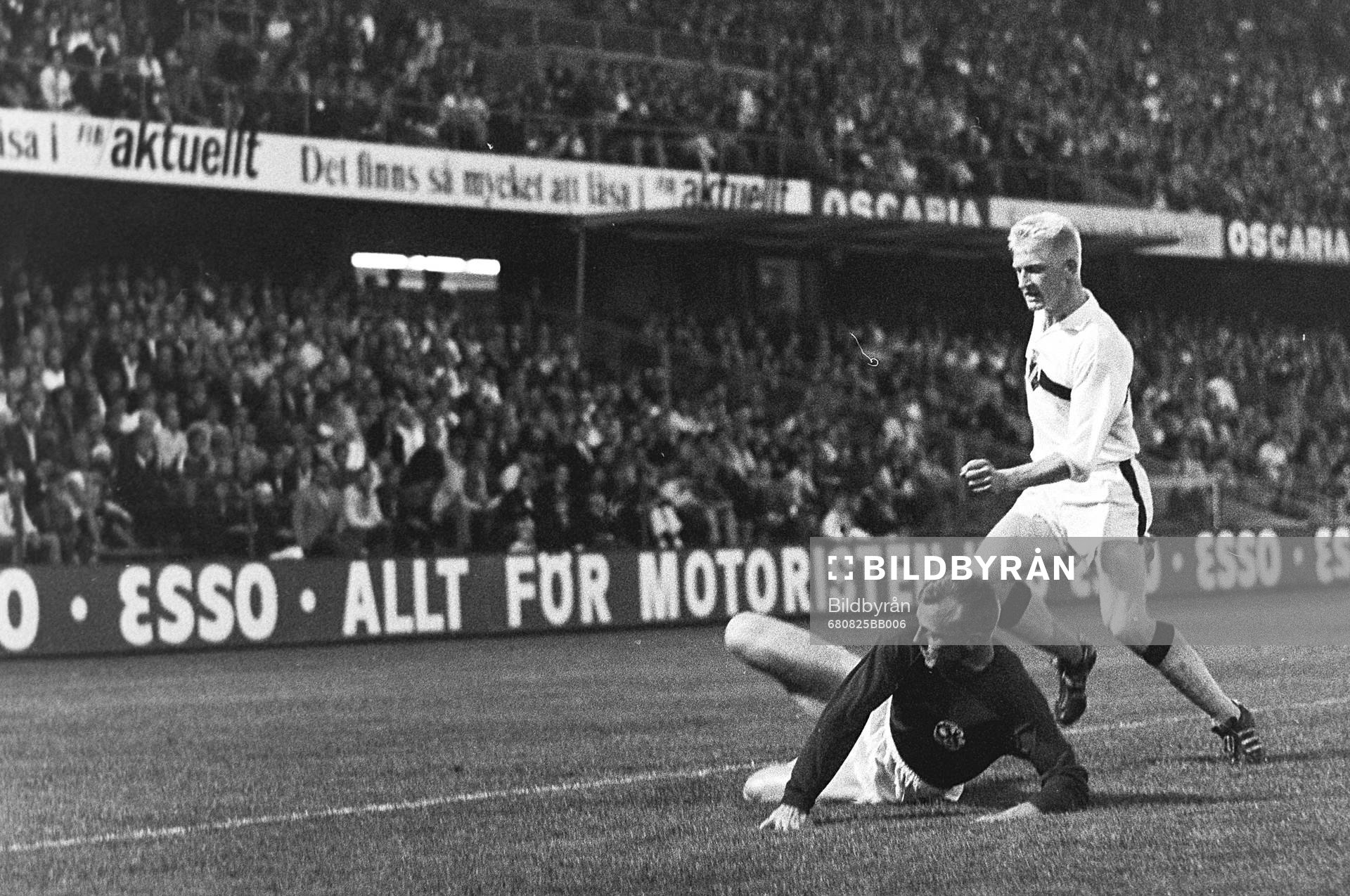 Fotboll, Allsvenskan, AIK - Örebro, 1-3: Roland Lundblad, AIK tar sig förbi en örebrospelare.