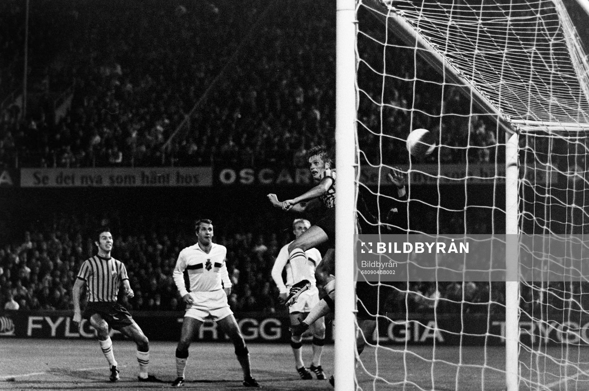 Djurgårdens Björn Persson nickar in 2-0 bakom Leif Hult,