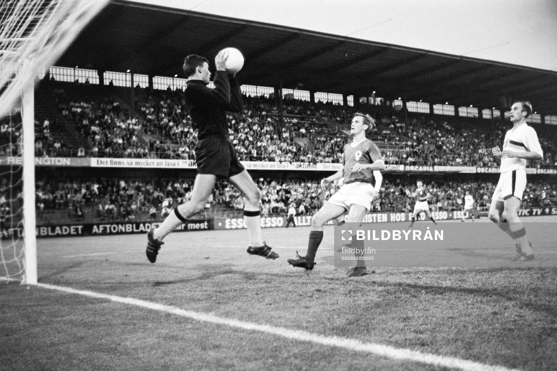 Bollen i säkert förvar hos Leif Hult, målvakt i AIK