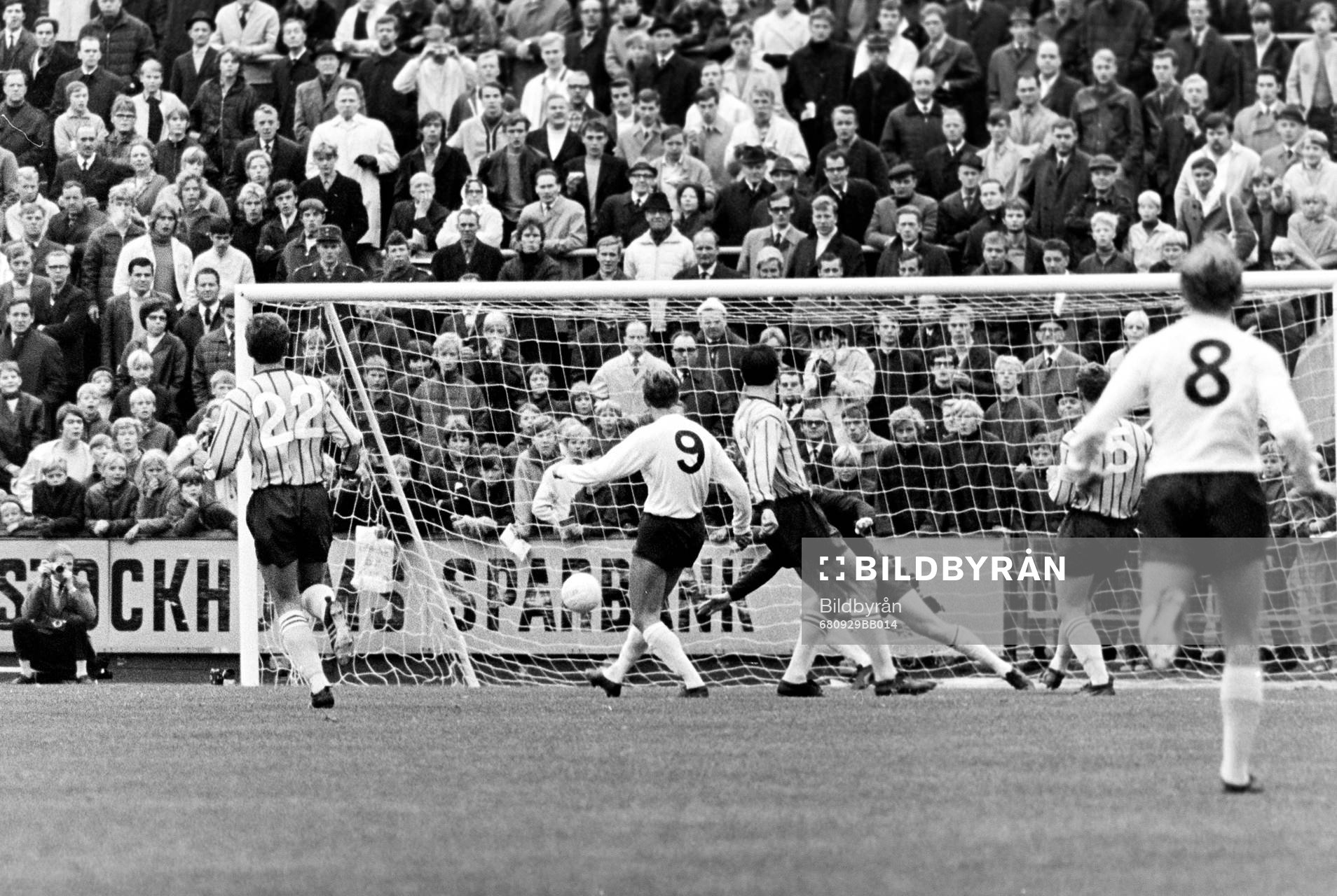Fotboll, Allsvenskan, Djurgården - Örebro, 1-3: Bollen på väg in i mål bakom djurgårdens målvakt Ronnie Pettersson.