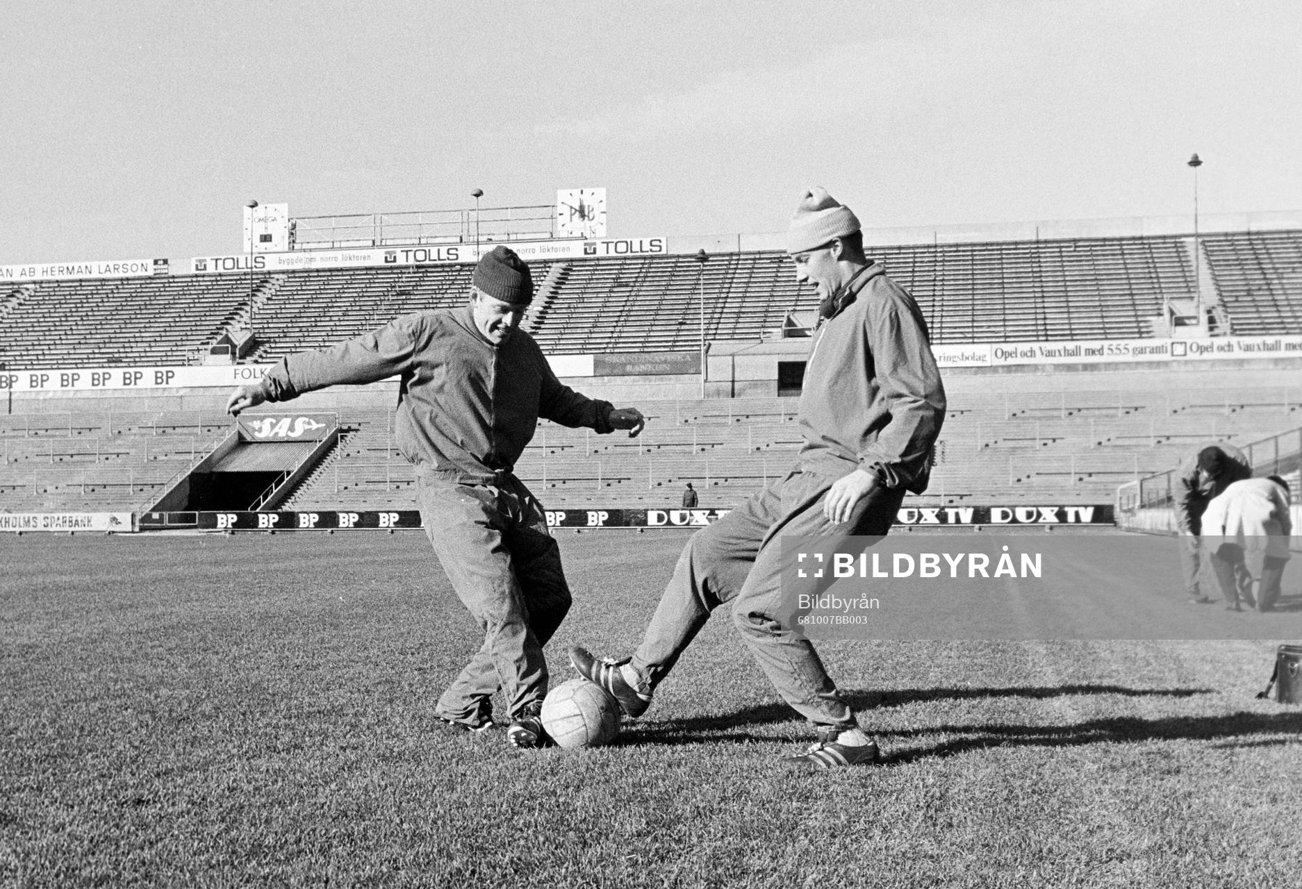 Fotboll, VM-Kval, Sverige - Norge, förhands: Leif Eriksson, till vänster tränar motlägg.