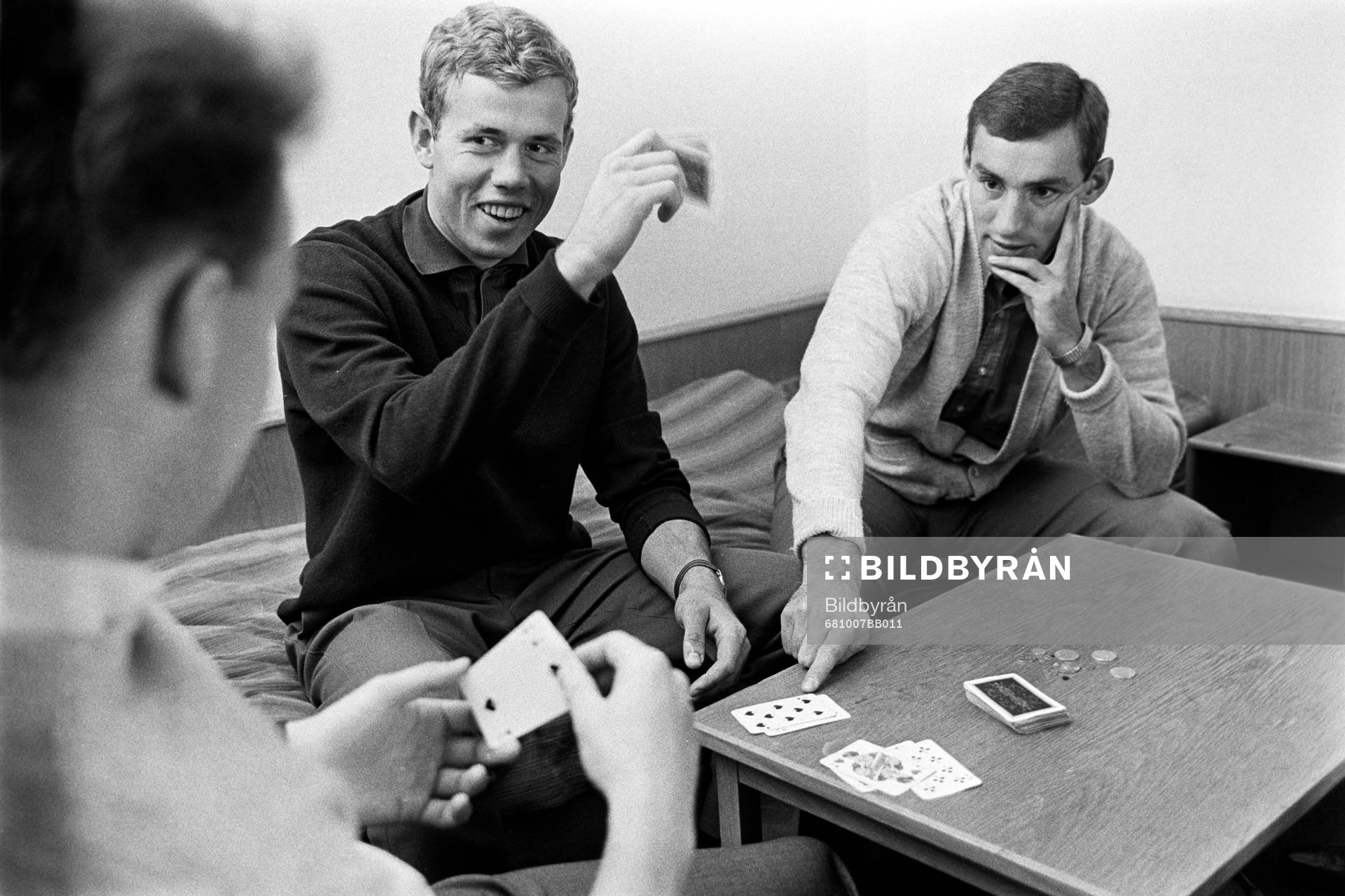 Hans Selander och Krister Kristensson spelar kort
