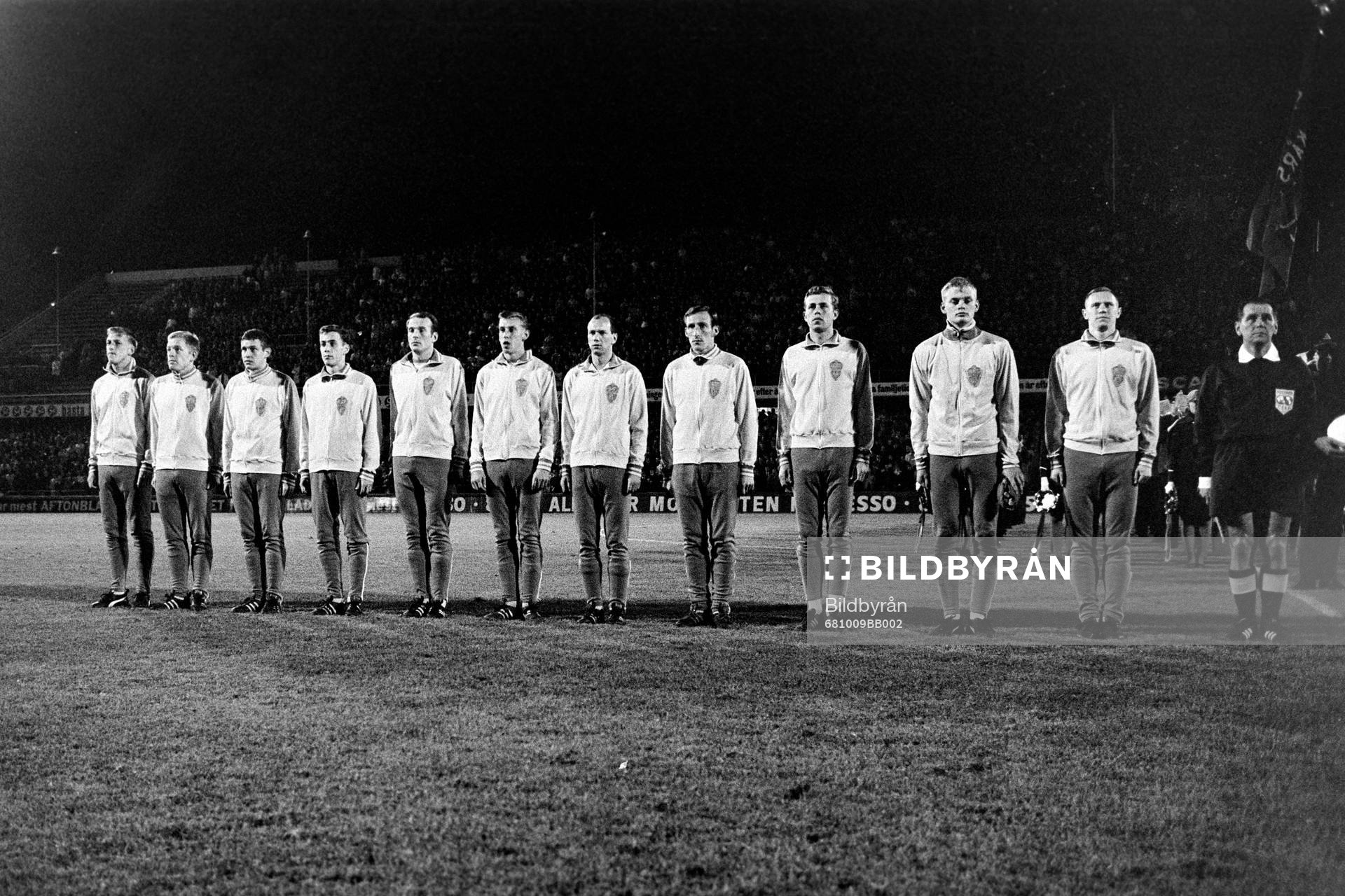 Den svenska startelvan fr. v Örjan Persson, Leif Eriksson,