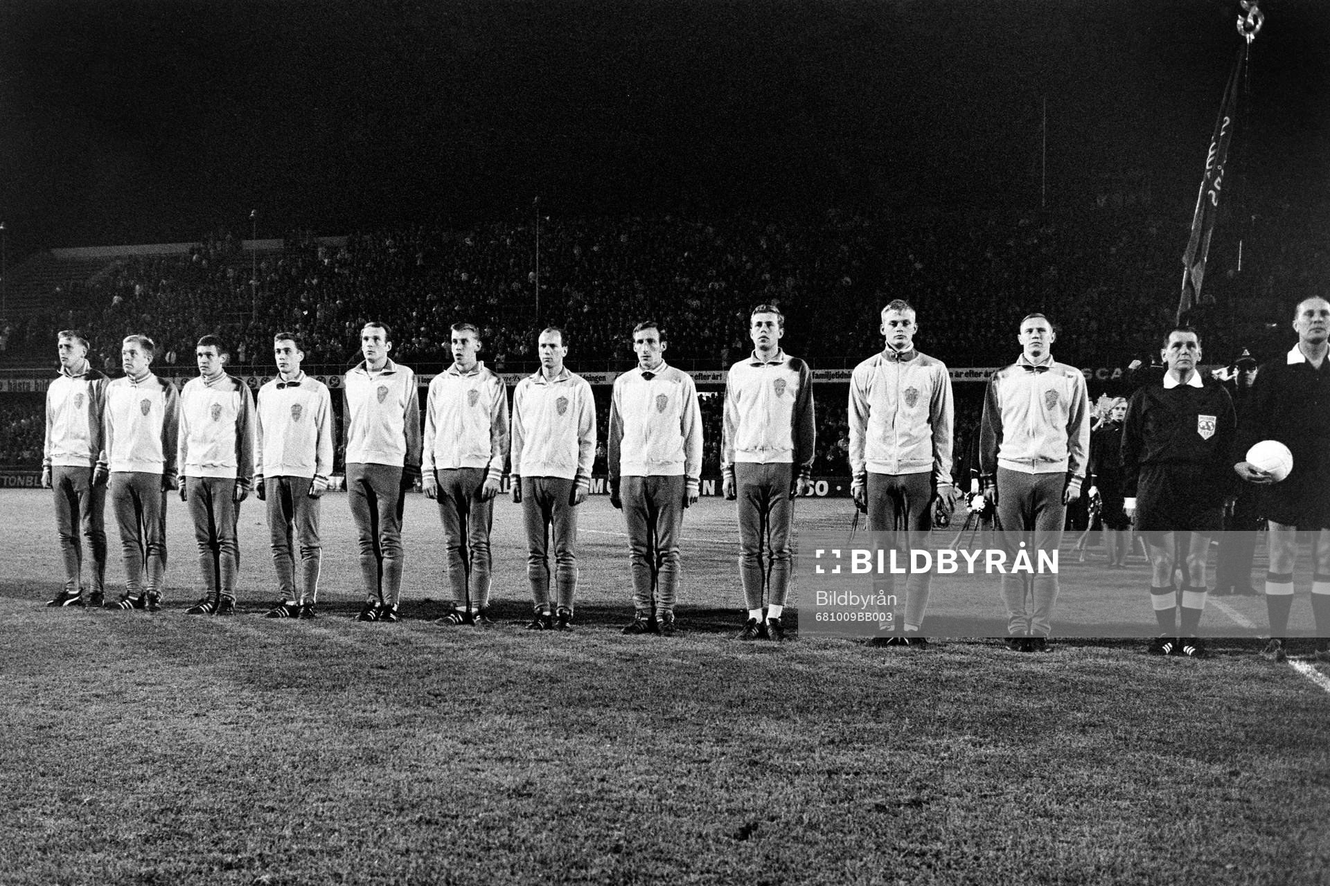 Fotboll, VM-Kval, Sverige - Norge, 5-0: Den svenska startelvan fr. v Örjan Persson, Leif Eriksson, Roland Grip, Ove Kindvall, Ove Grahn, Bo Larsson, Tommy Svensson, Kurt Axelsson, Hans Selander, Ronnie Hellström, målvakt och Björn Nordqvist.