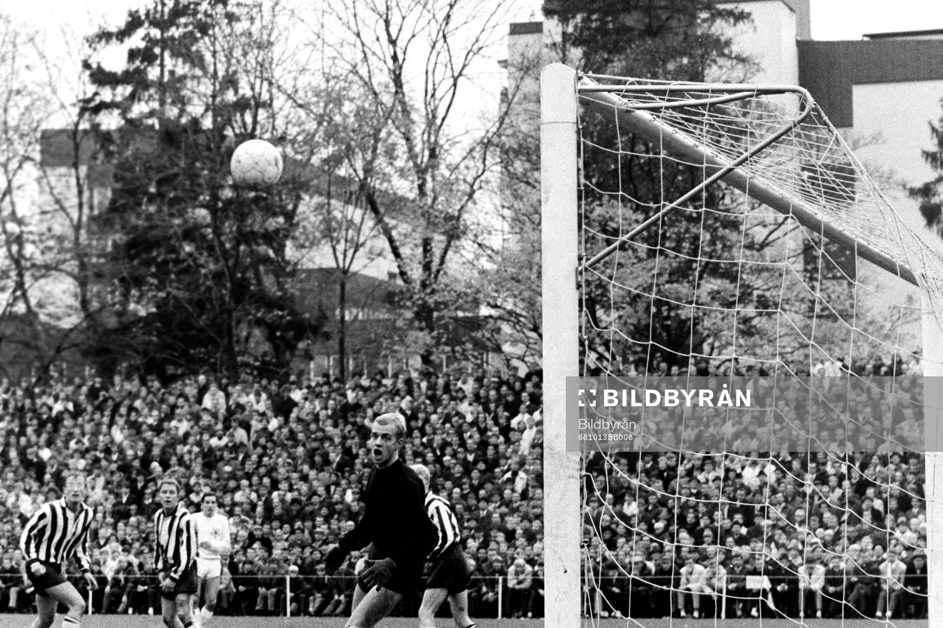 Göran Hagberg, målvakt i Landskrona ser bollen smita