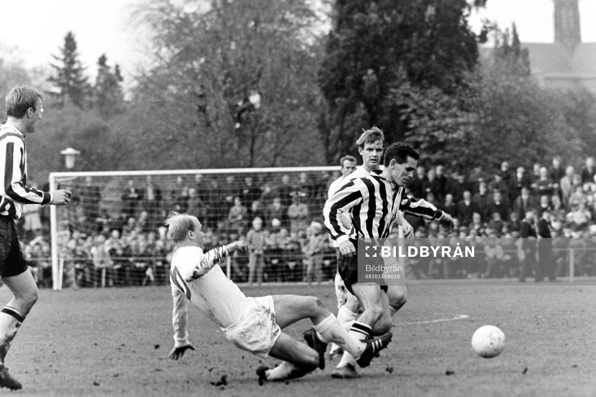 Fotboll, Kval till Allsvenskan, Sirius - Landskrona, 1-0: Morgan Hedlund, Sirius försöker stoppa Jan Lindberg, Landskrona.