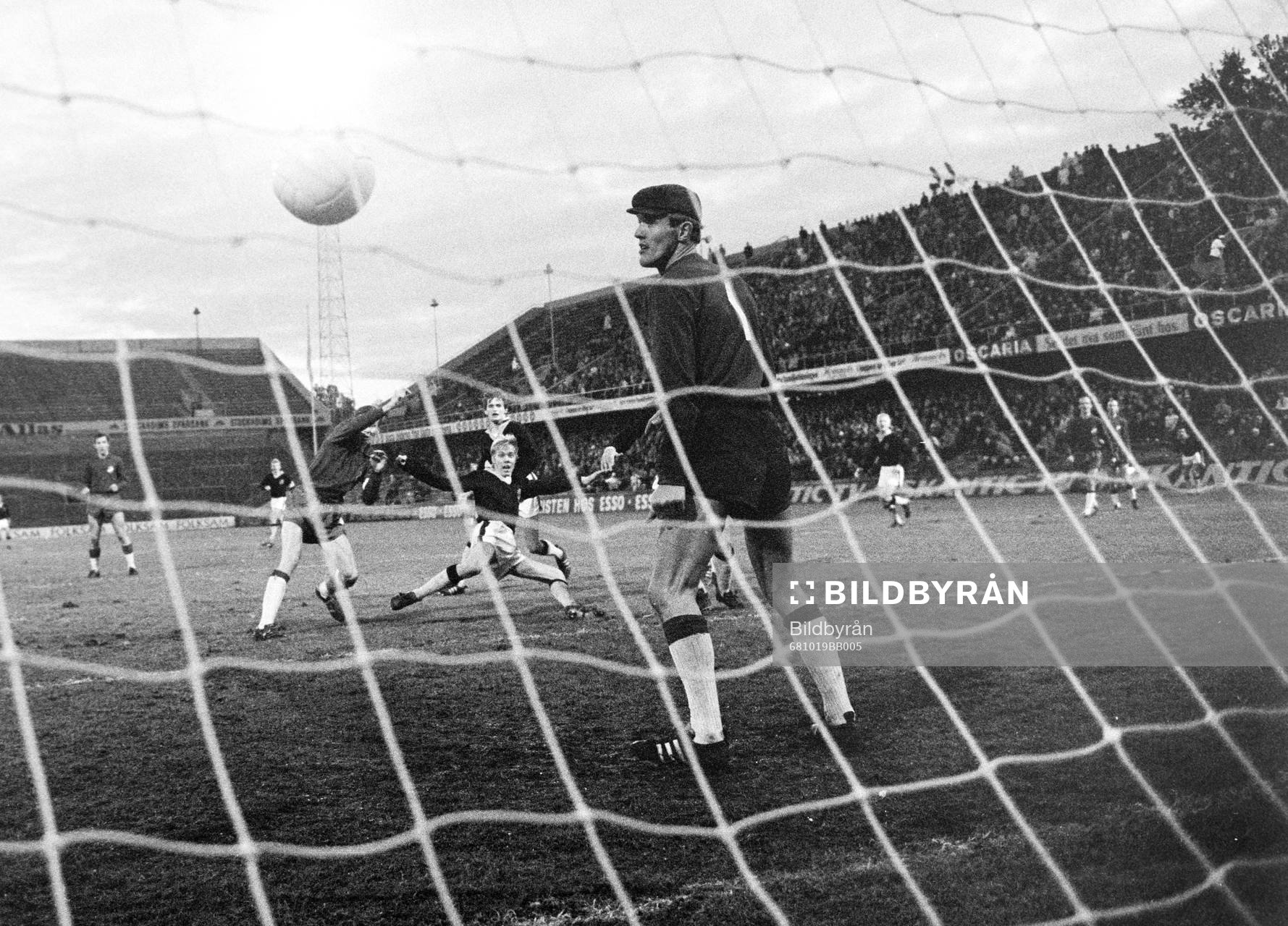 Björn Carlsson, AIK framför Rolf Damberg, målvakt i