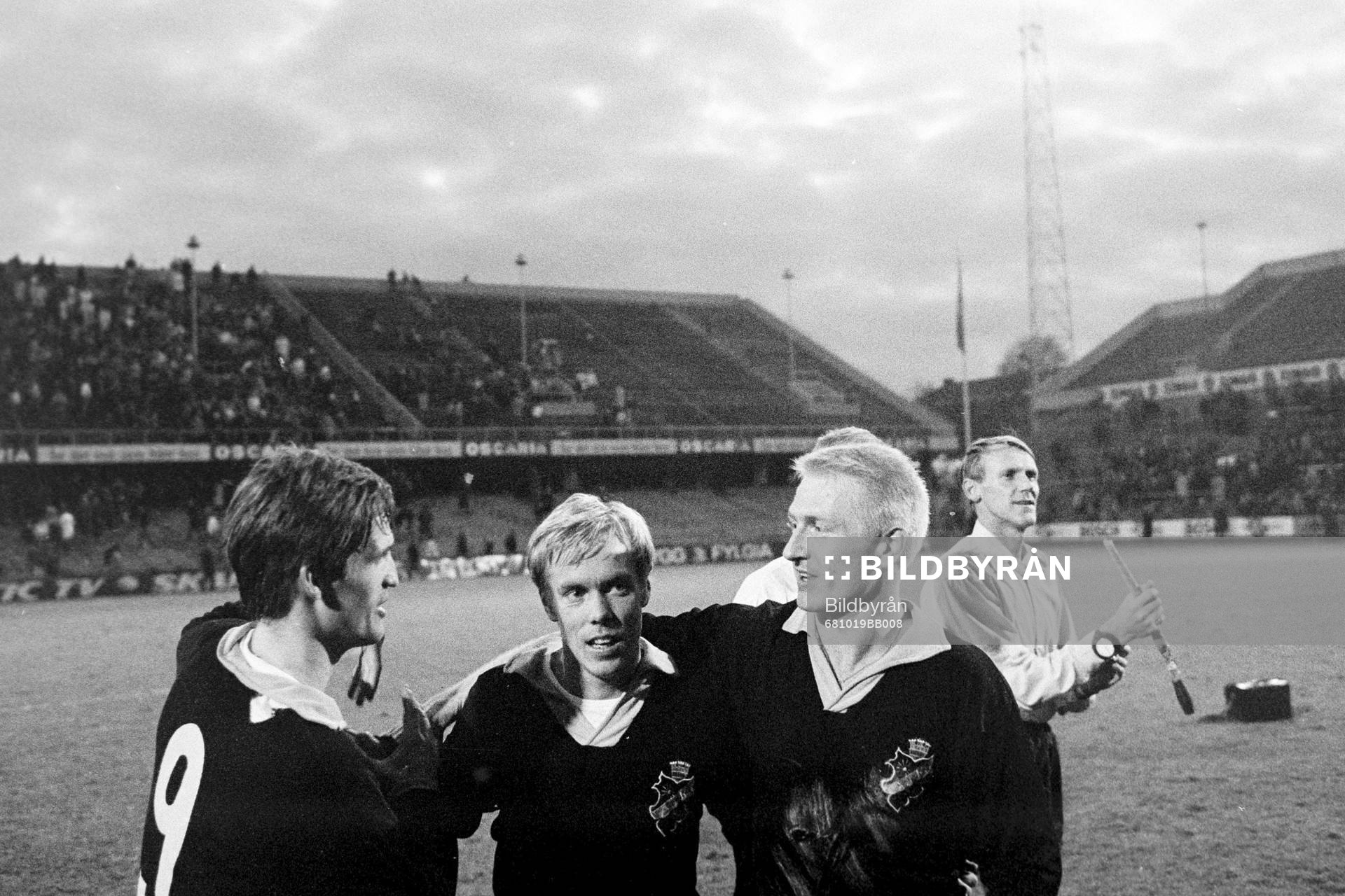 Fotboll, Allsvenskan, AIK - Öster, 1-0: AIK jublar efter segern. Fr. v Kurt Andersson, Björn Carlsson, Roland Lundblad, Leif Hult, målvakt och Roland Grip.