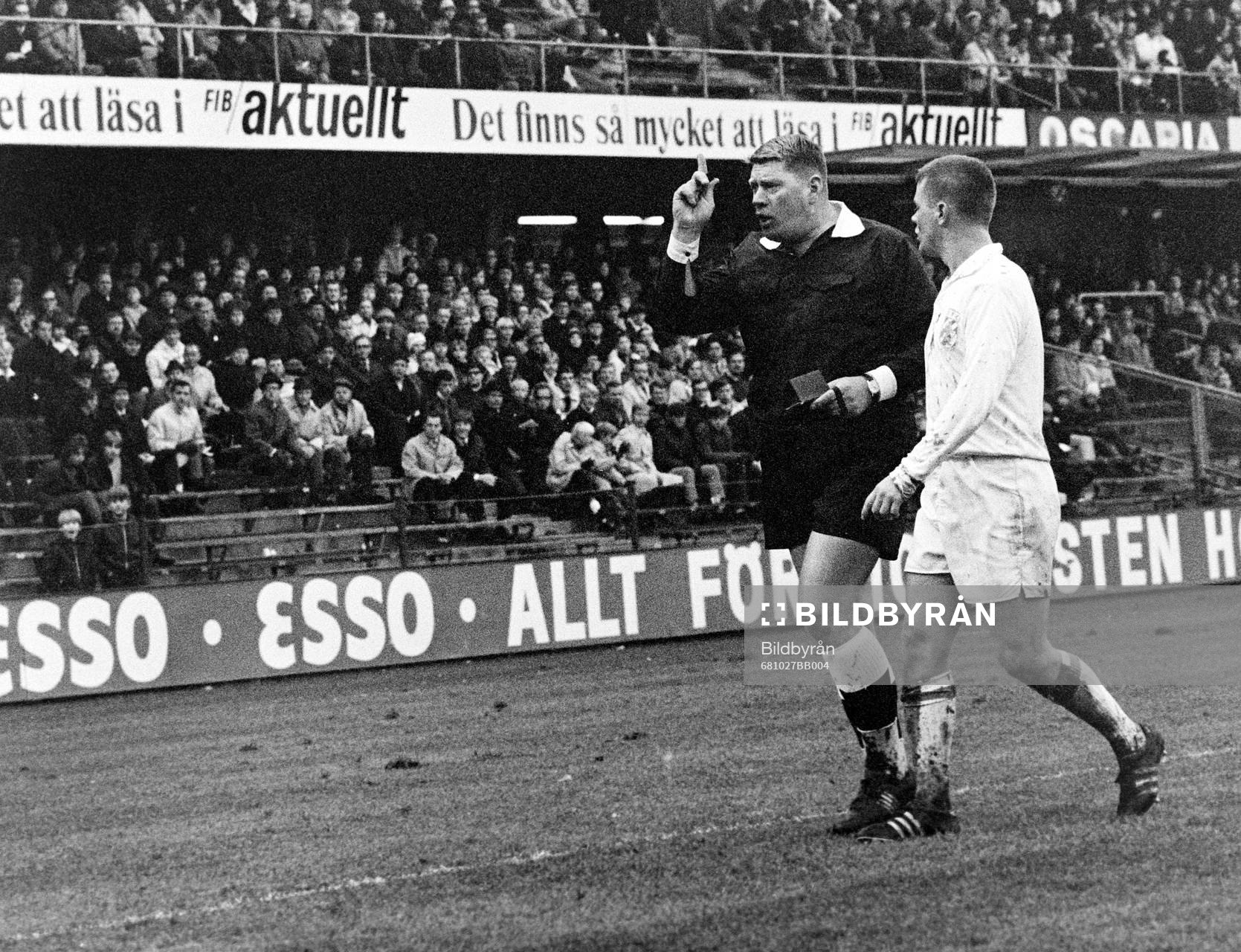 Fotboll, Allsvenskan, Djurgården - Göteborg: Domare Bo Nilsson, Sandviken på väg att varna.