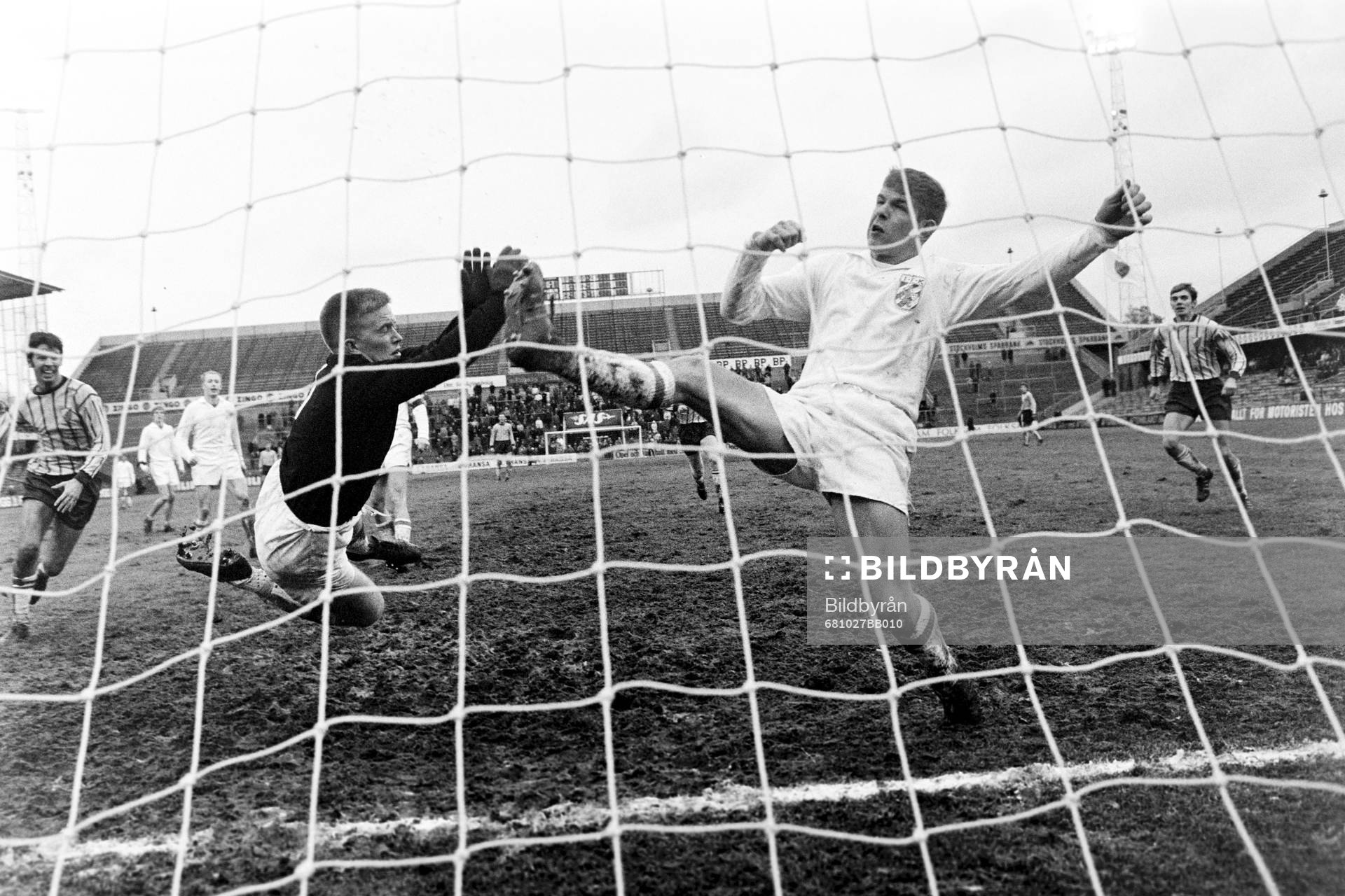 Fotboll, Allsvenskan, Djurgården - Göteborg: Situation framför Bengt Bertilsson, målvakt i Göteborg.