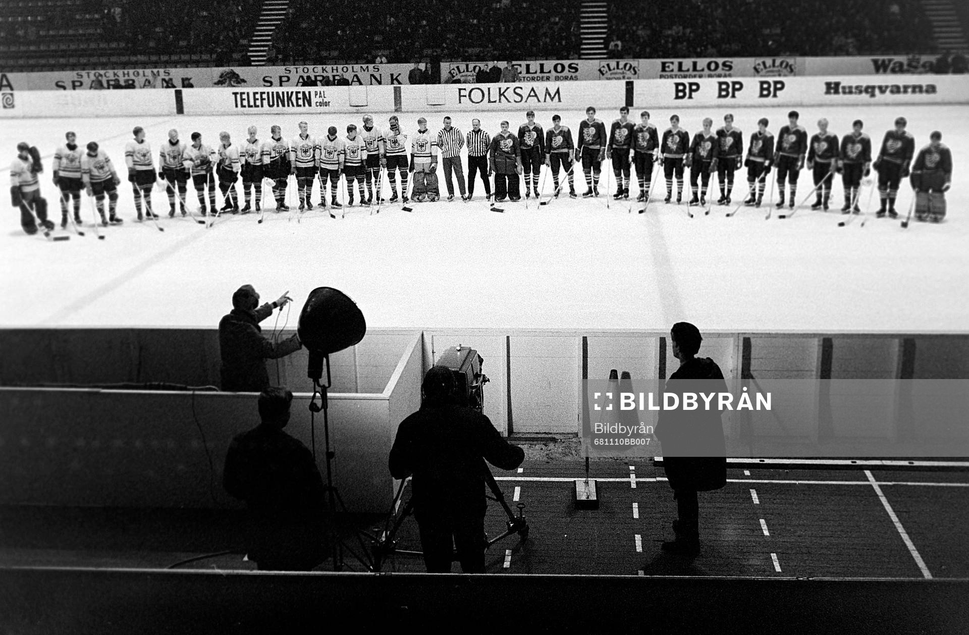 Lagen uppställda på isen innan matchstart