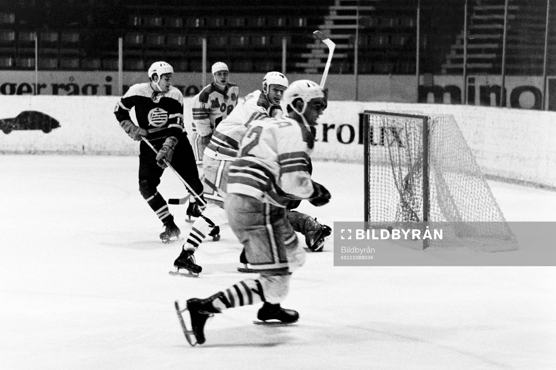 Pucken i mål bakom hammarbys målvakt
