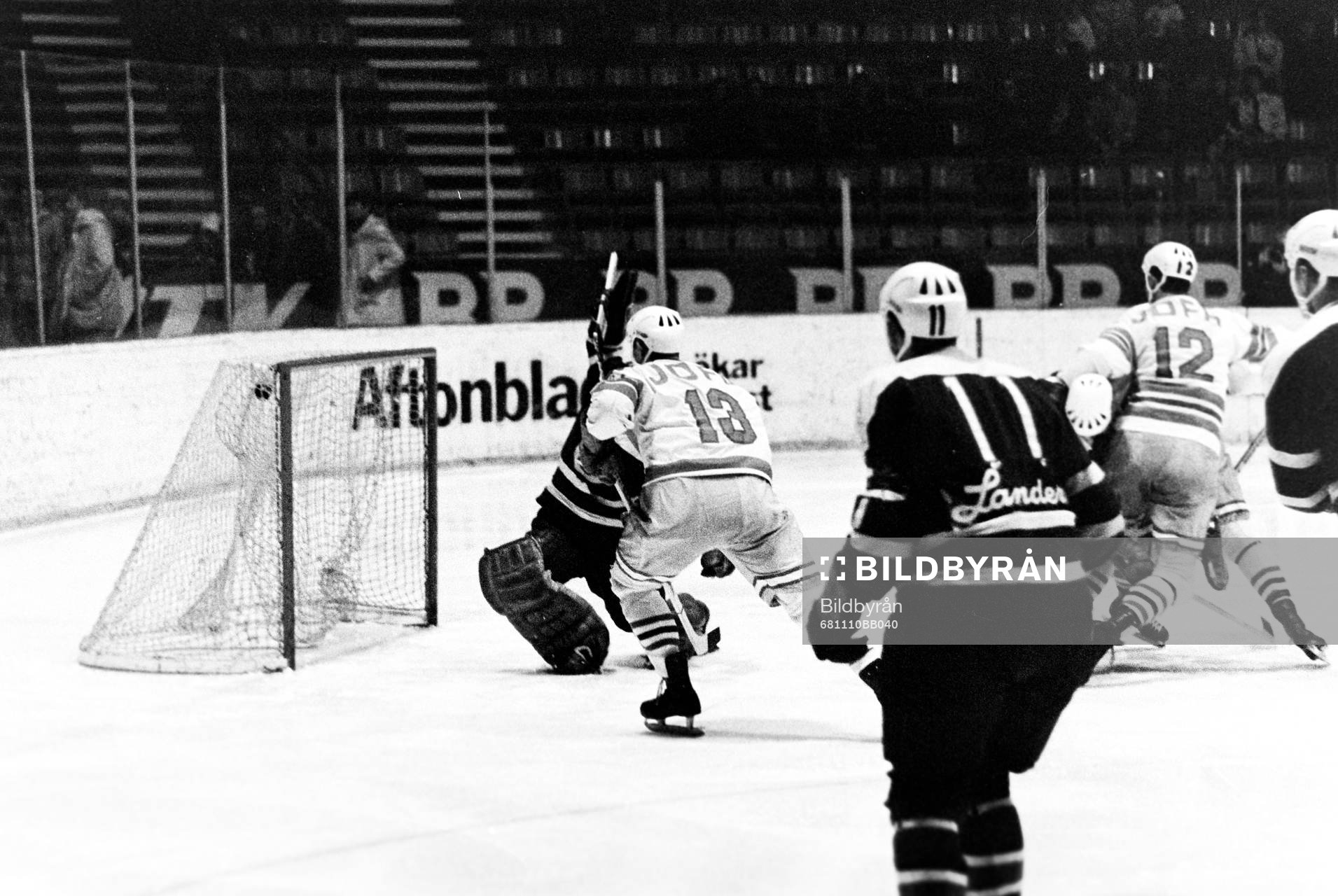 Pucken i mål bakom hammarbys målvakt