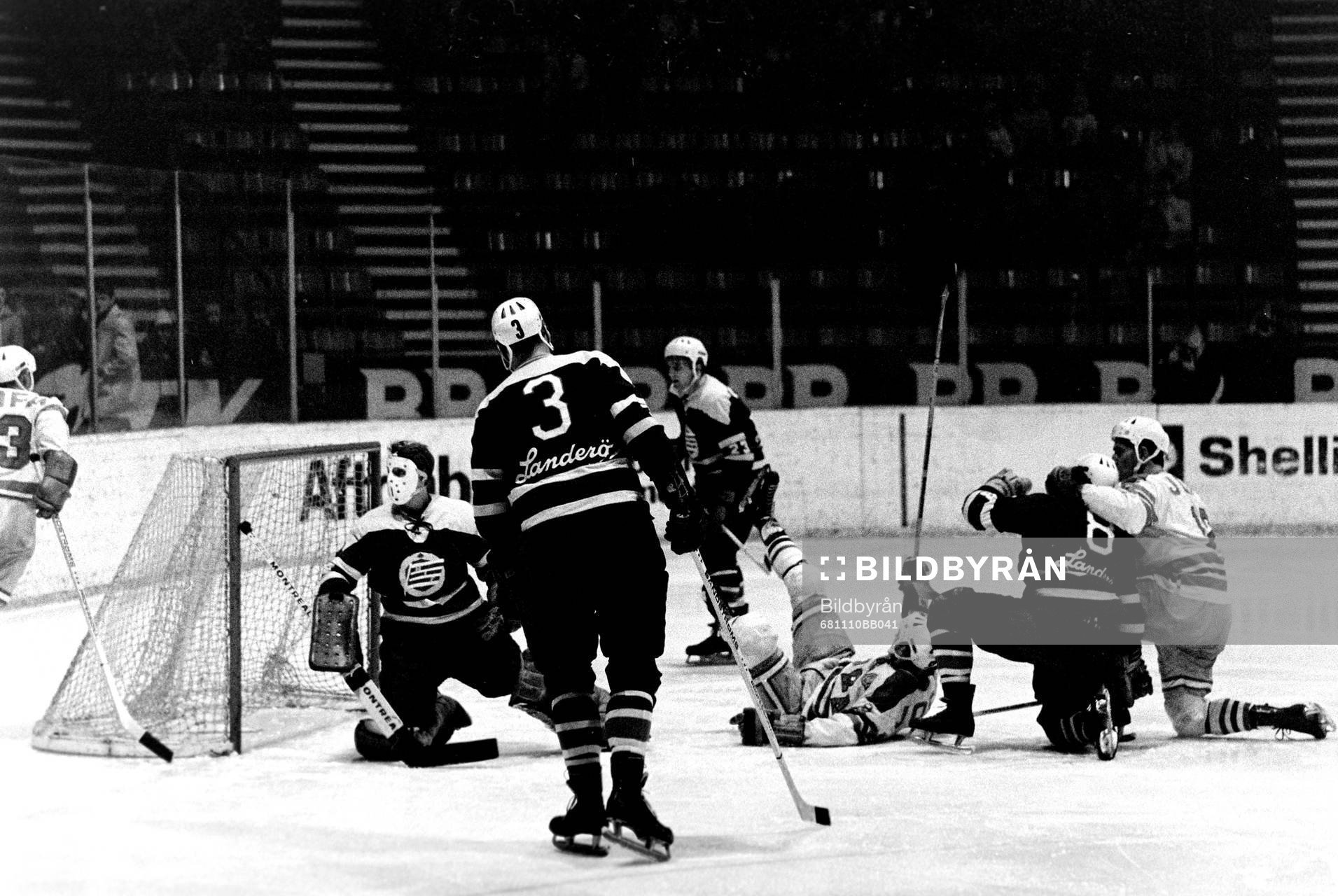 Pucken i mål bakom hammarbys målvakt