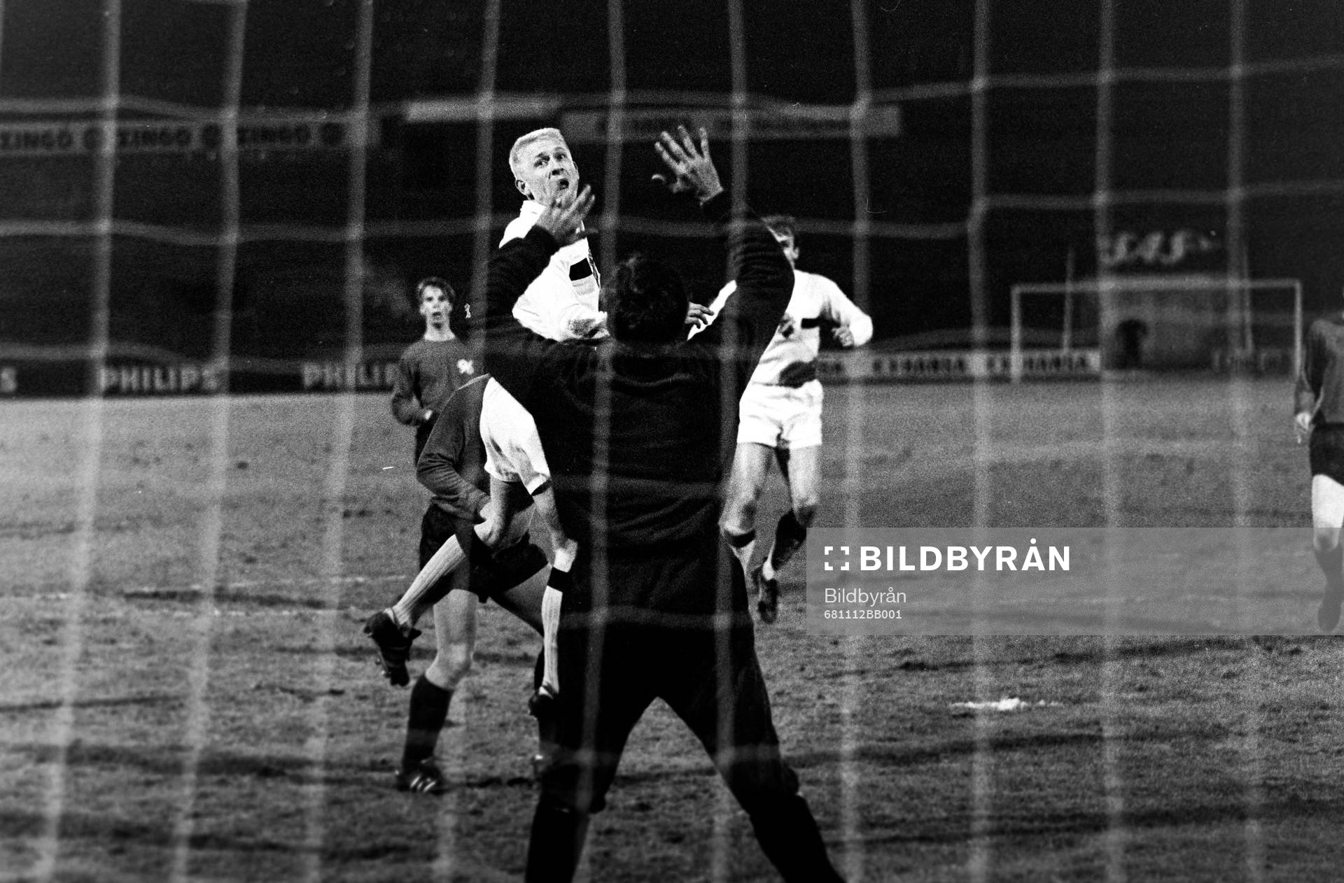Fotboll, Mässcupen, AIK - Hannover, 4-2: Roland Lundblad, AIK framför hannovers målvakt.