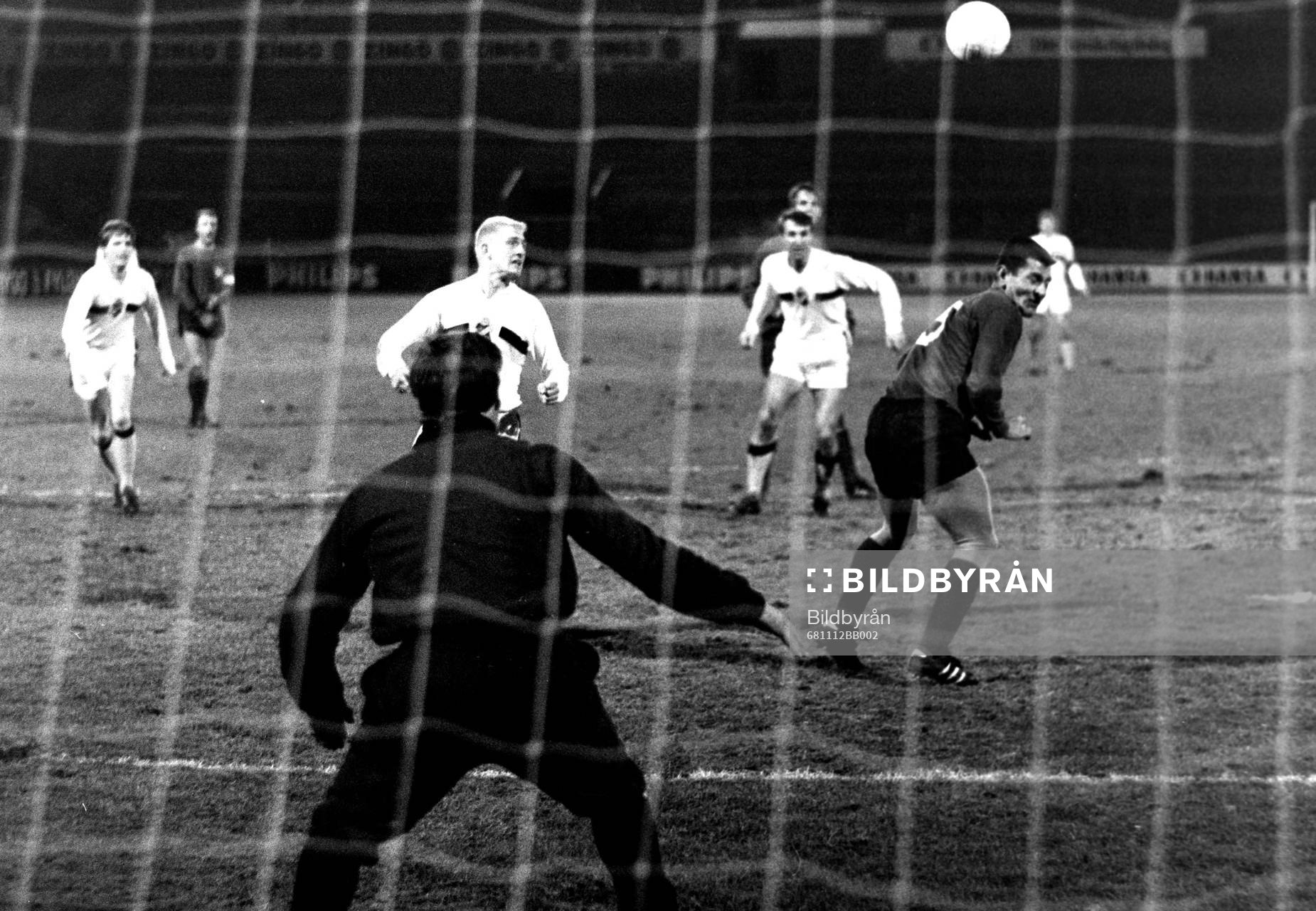 Roland Lundblad, AIK framför hannovers målvakt