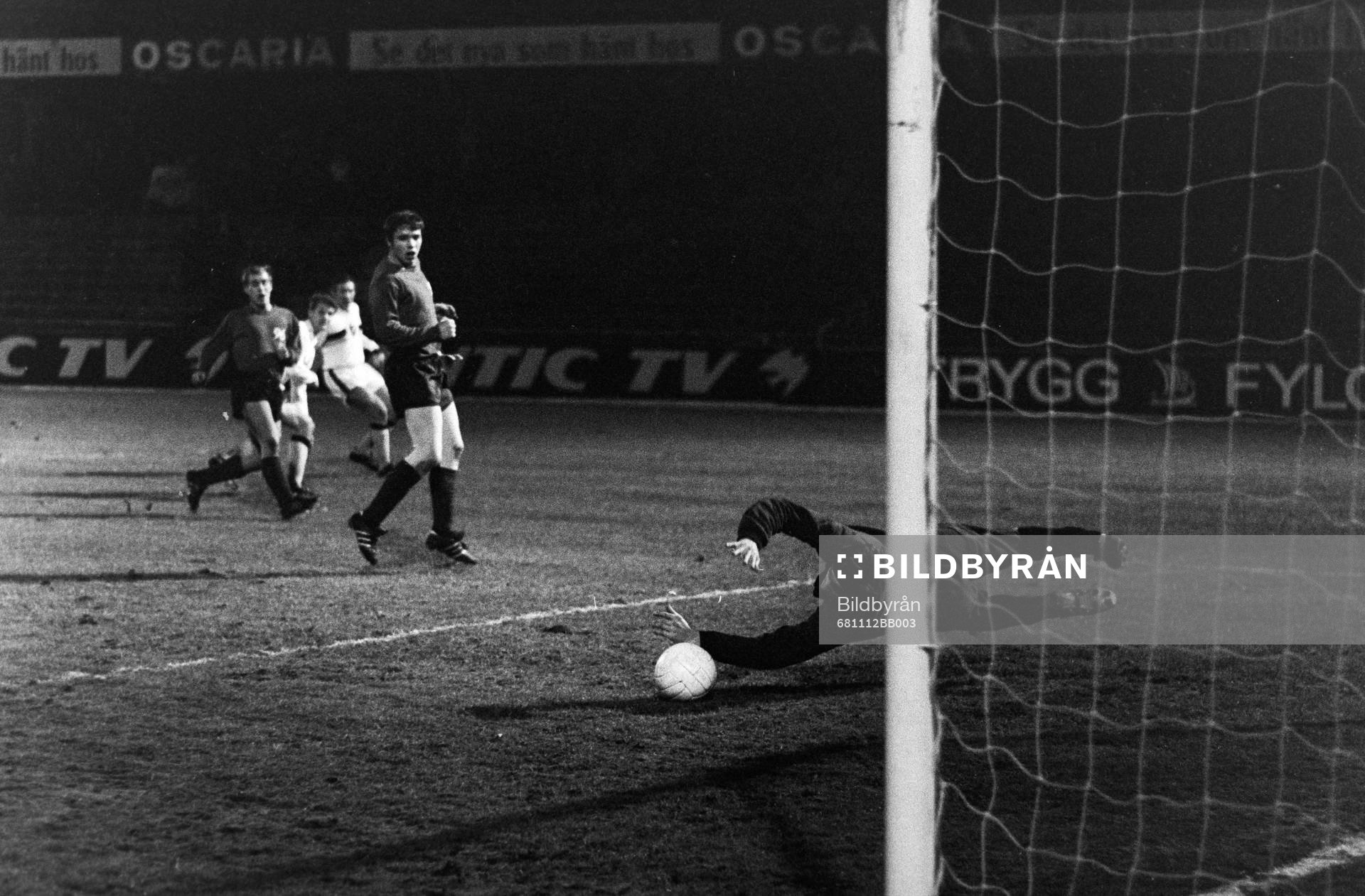 Fotboll, Mässcupen, AIK - Hannover, 4-2: Bollen på väg in i mål bakom hannovers målvakt.
